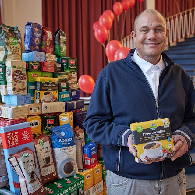 Kaffeewette sammelt fast 20.000 Pakete Kaffee für Obdachlose