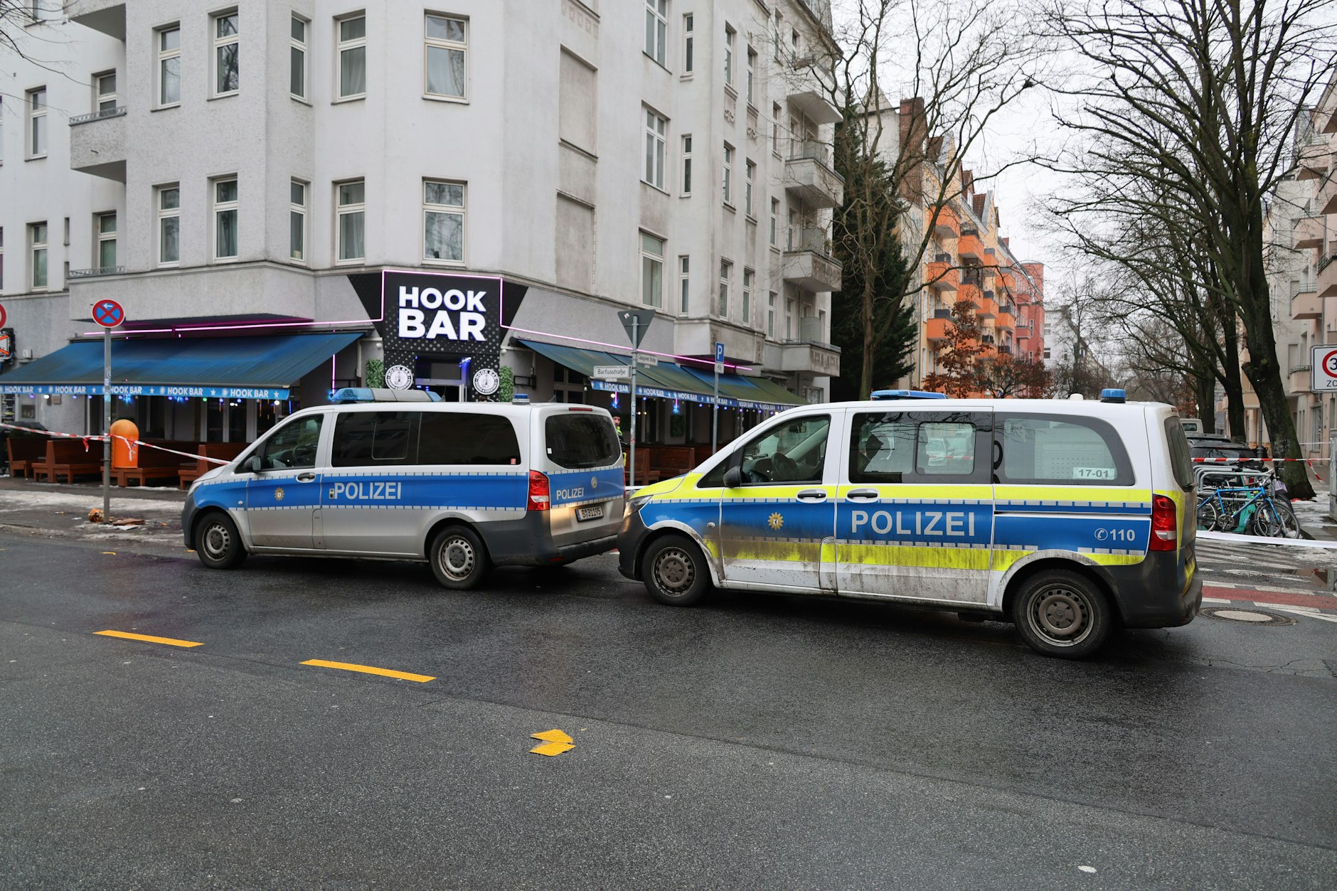 Am Sonntagmorgen schoss ein bisher unbekannter Täter mehrmals auf die Hook-Bar, ein Gast wurde verletzt.