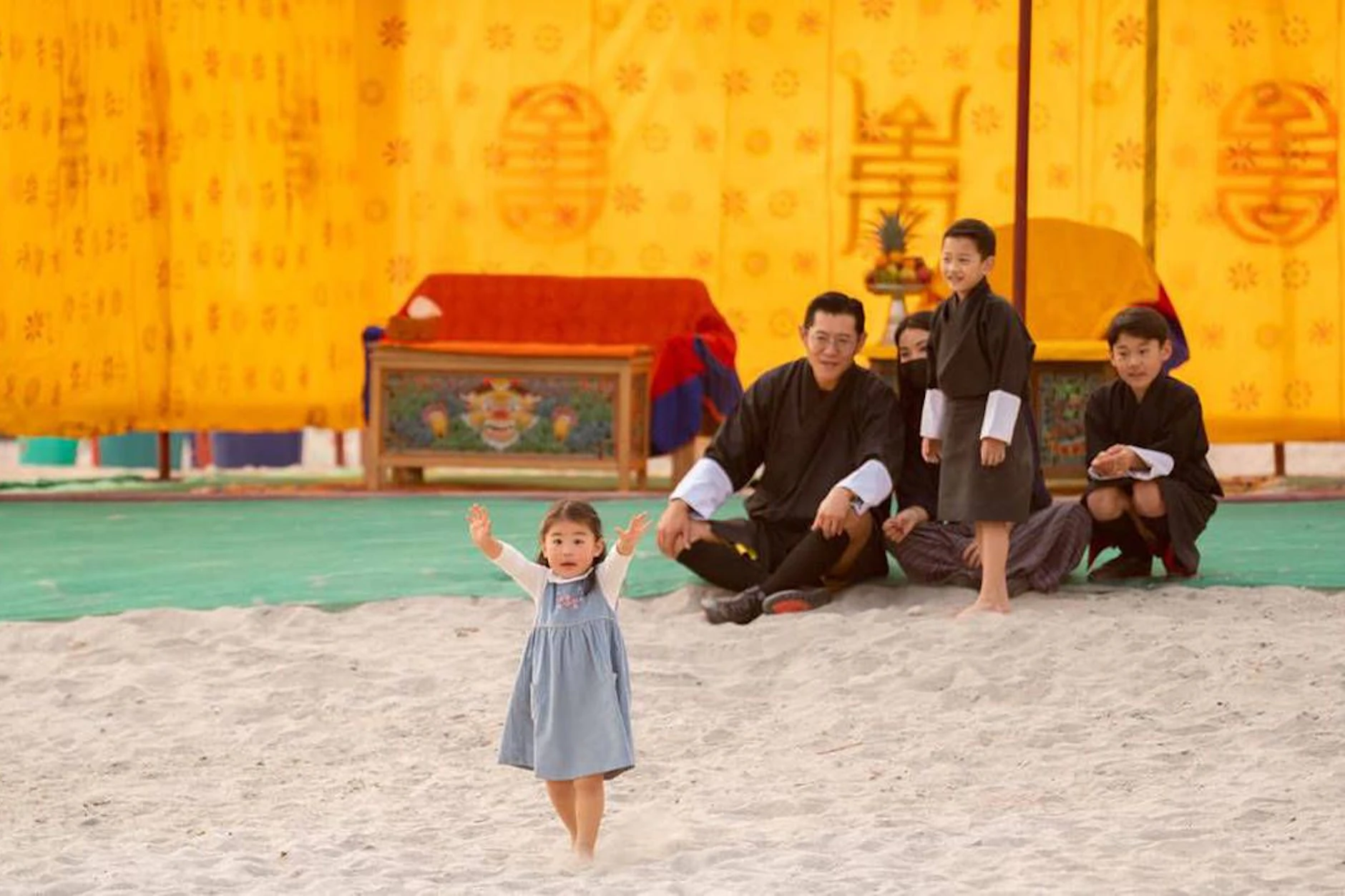 König Jigme Khesar Namgyel Wangchuck und Königin Jetsun Pema mit ihren Kindern in Gelephu beim Gelephu Mindfulness City Volunteer Programme.