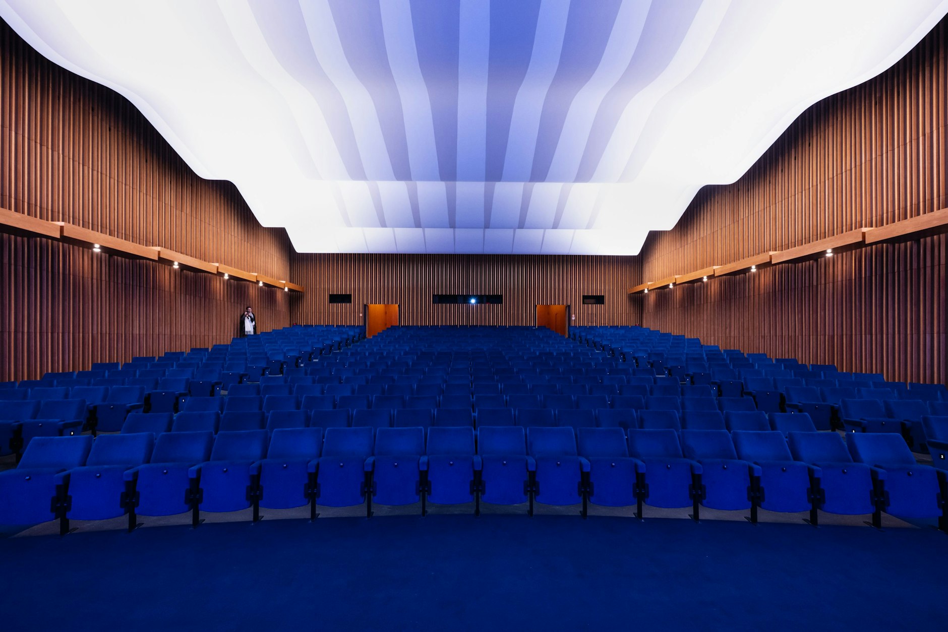 Der frisch sanierte Saal im Kino International sieht fast so aus wie immer und erstrahlt doch in neuem Glanz.