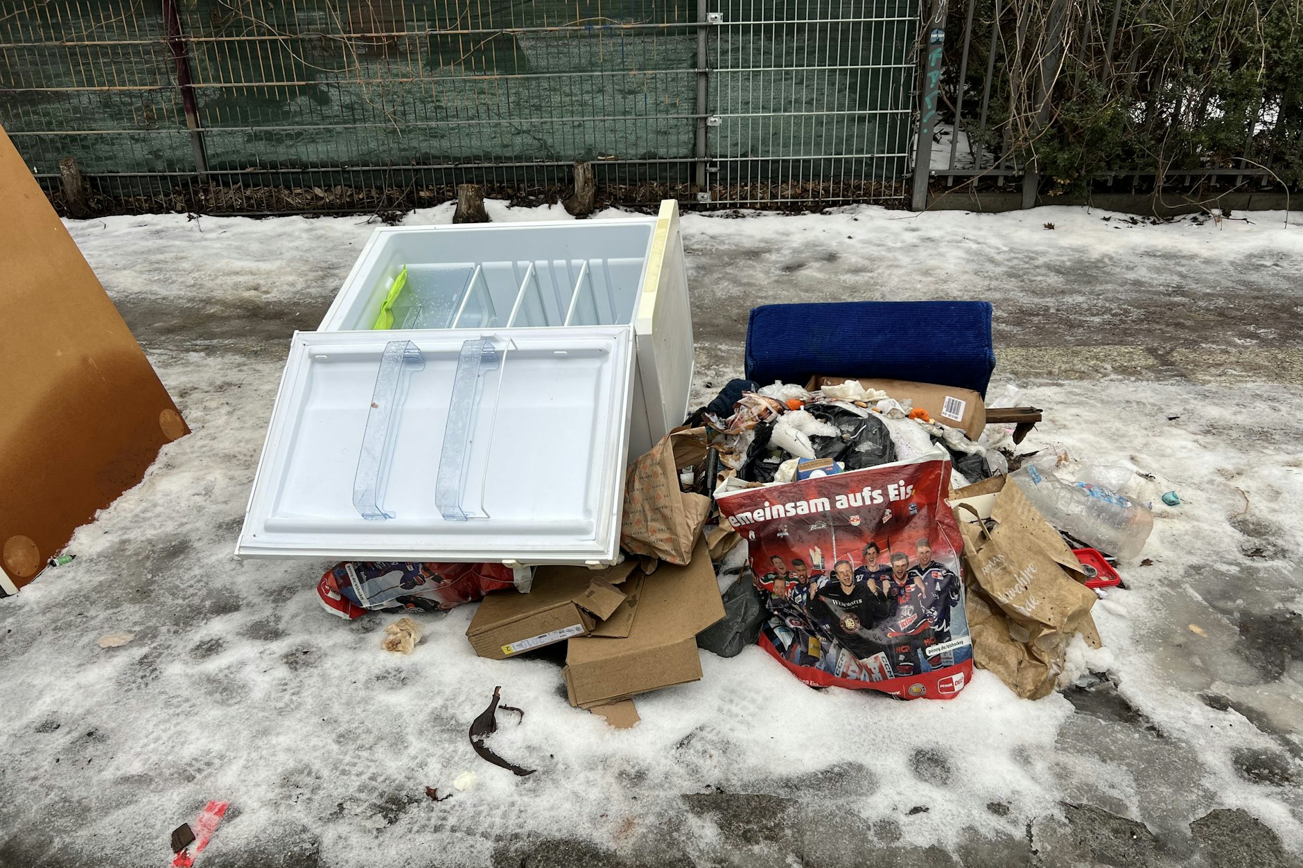 In der Krossener Straße in Friedrichshain wurde gleich ein Kühlschrank entsorgt. 