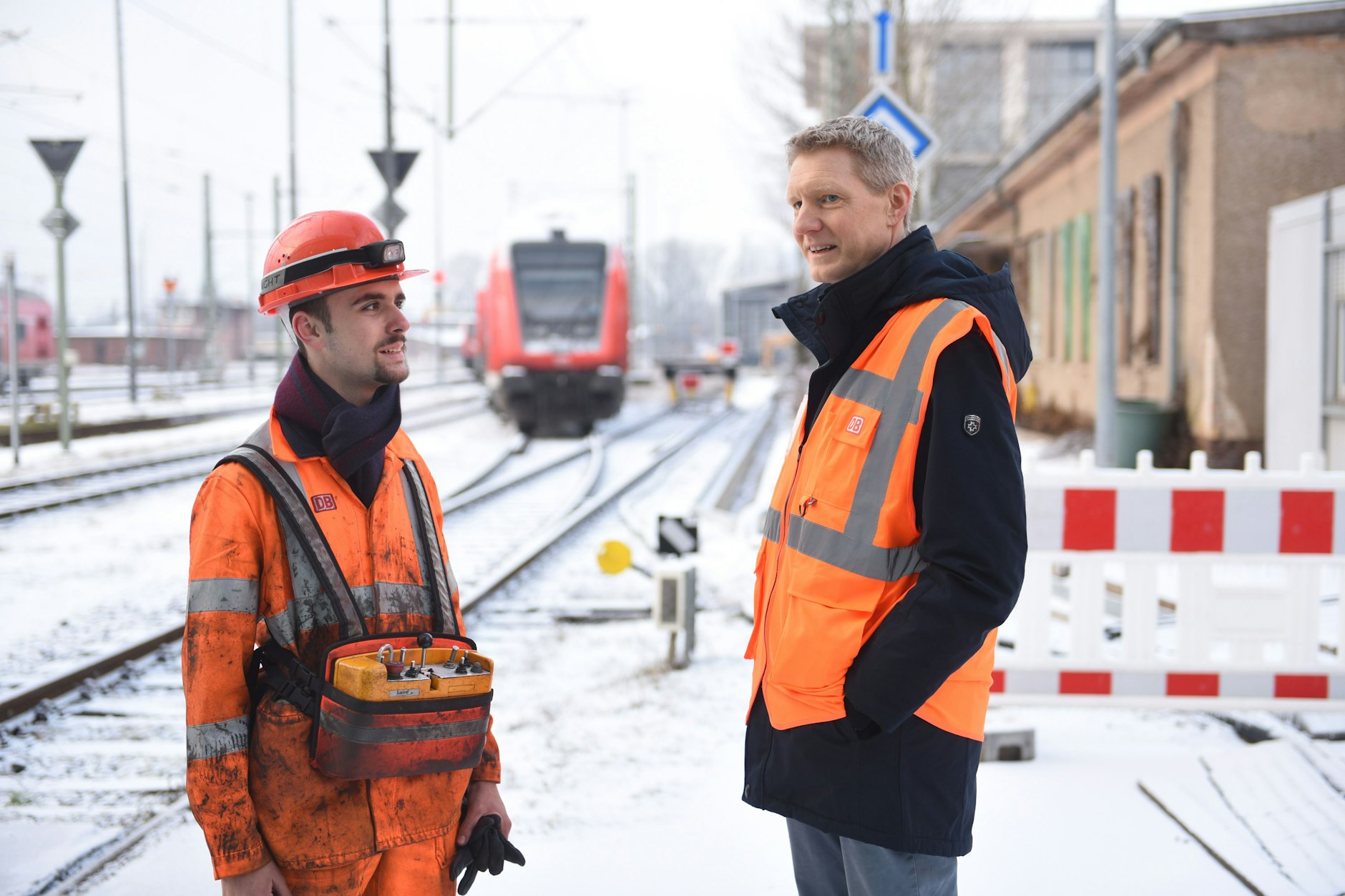 In der Werkstatt von DB Regio werden Regionalzüge gewartet und instand gesetzt. Carsten Moll (r.) spricht mit Maik Glatzel, der sich zum Lokführer ausbilden lässt.