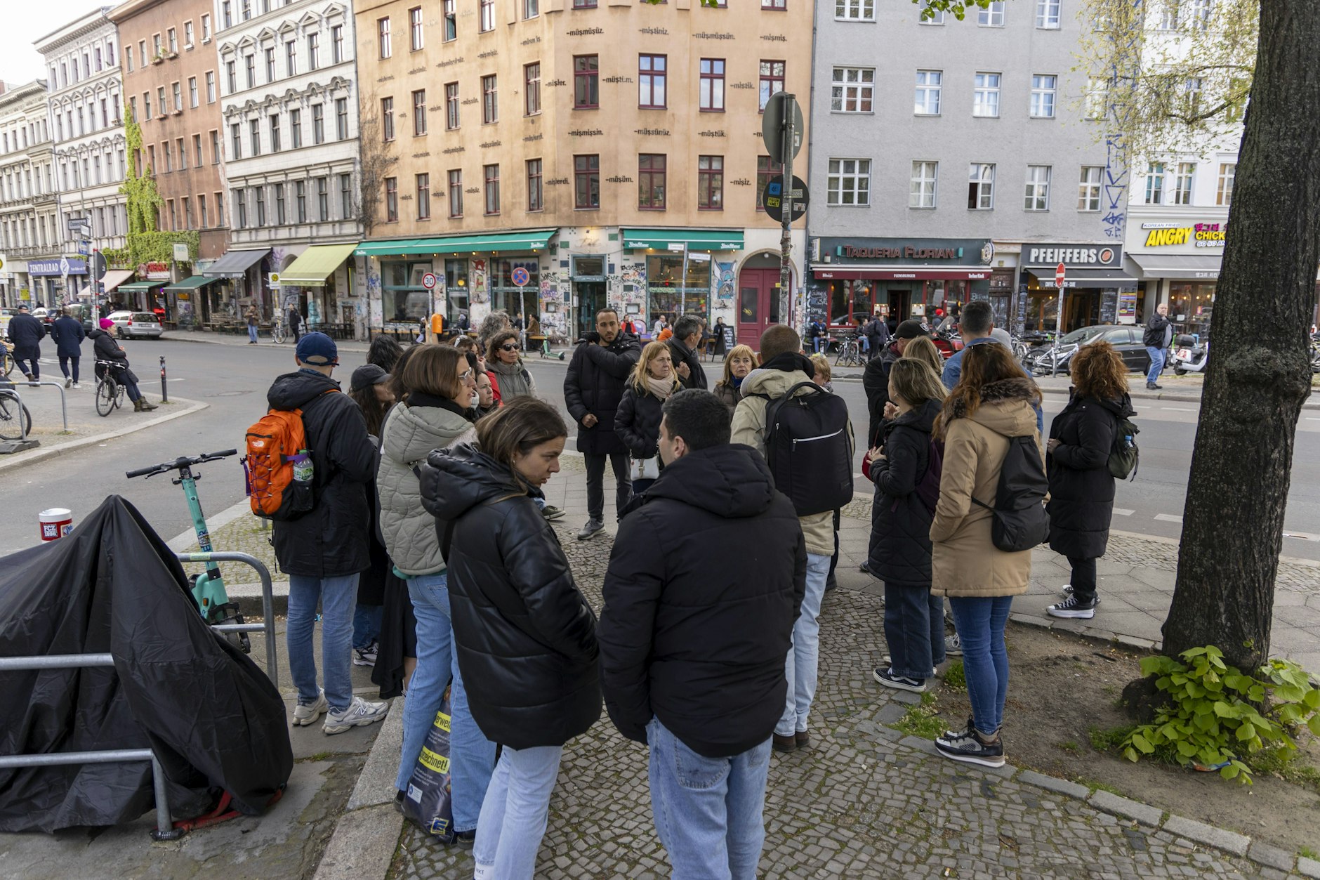 Der Wohnungsmarkt in Berlin ist hart umkämpft. Auf eine erschwingliche Wohnung bewerben sich Hunderte. Viele Alternativen sind oft zu teuer.
