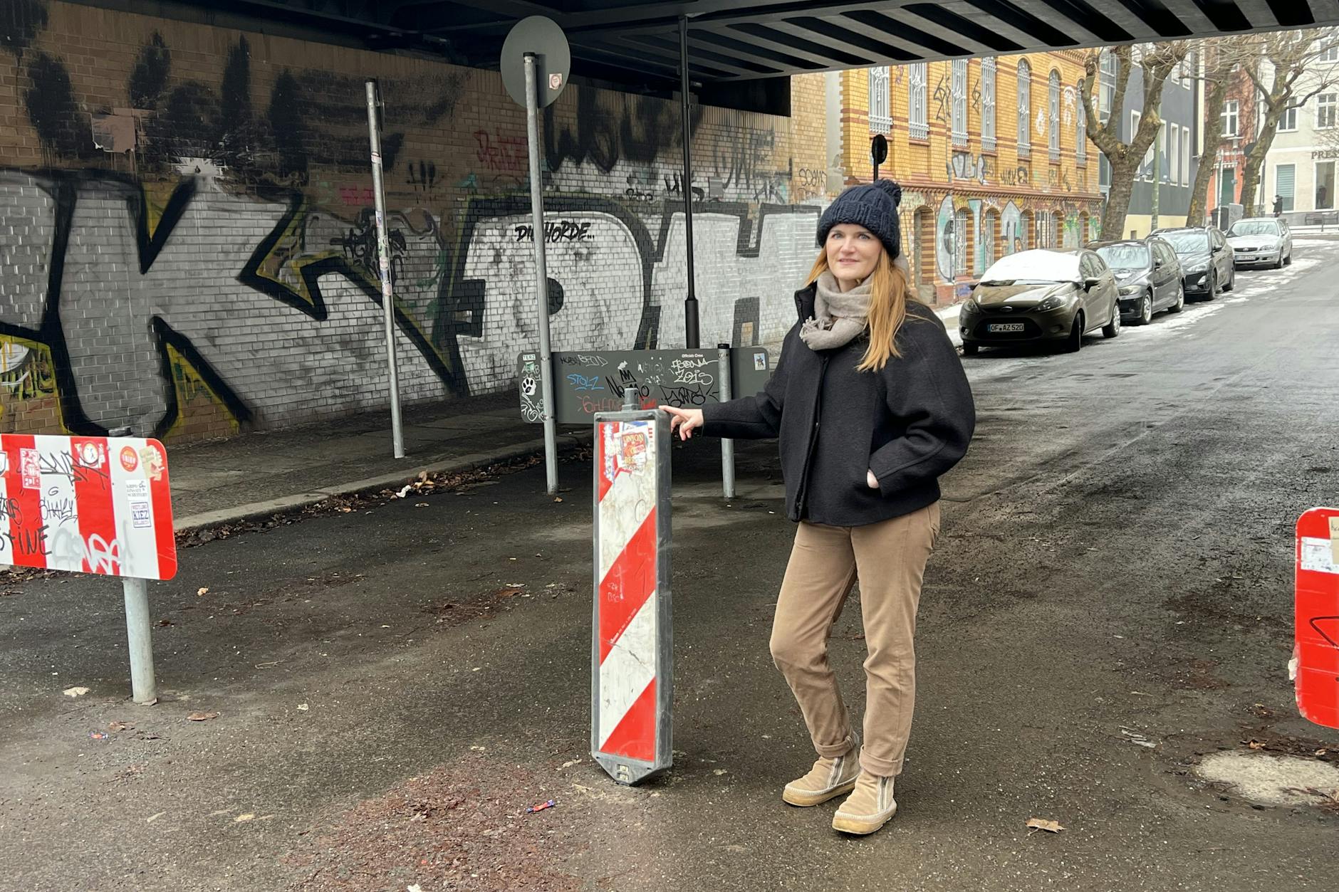 Judith Kochendörfer von der „Verkehrsberuhigung mit Augenmaß“ am derzeit mal wieder provisorischen Poller in der Stadthausstraße.