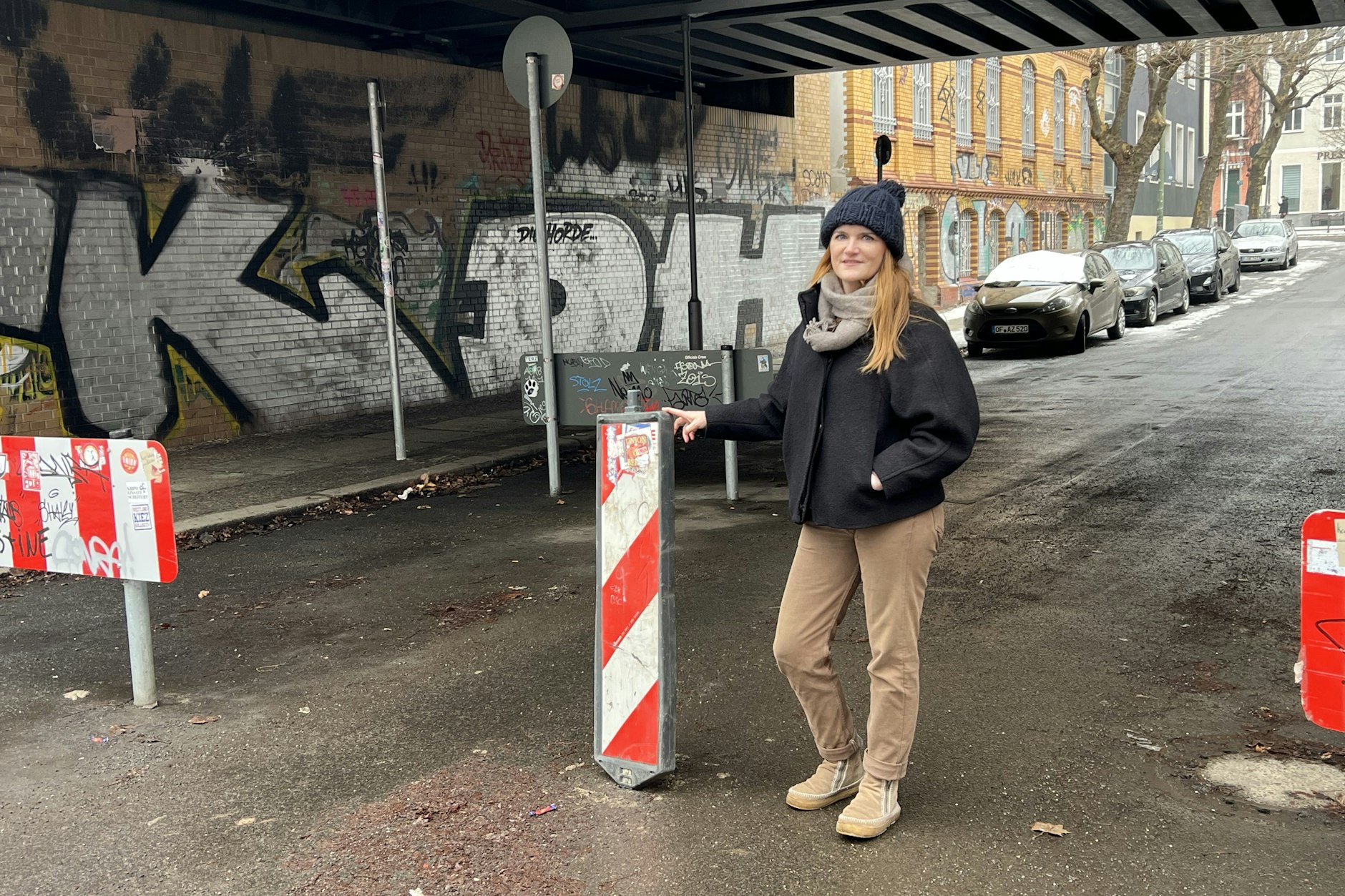 Judith Kochendörfer von der „Verkehrsberuhigung mit Augenmaß“ am derzeit mal wieder provisorischen Poller in der Stadthausstraße.