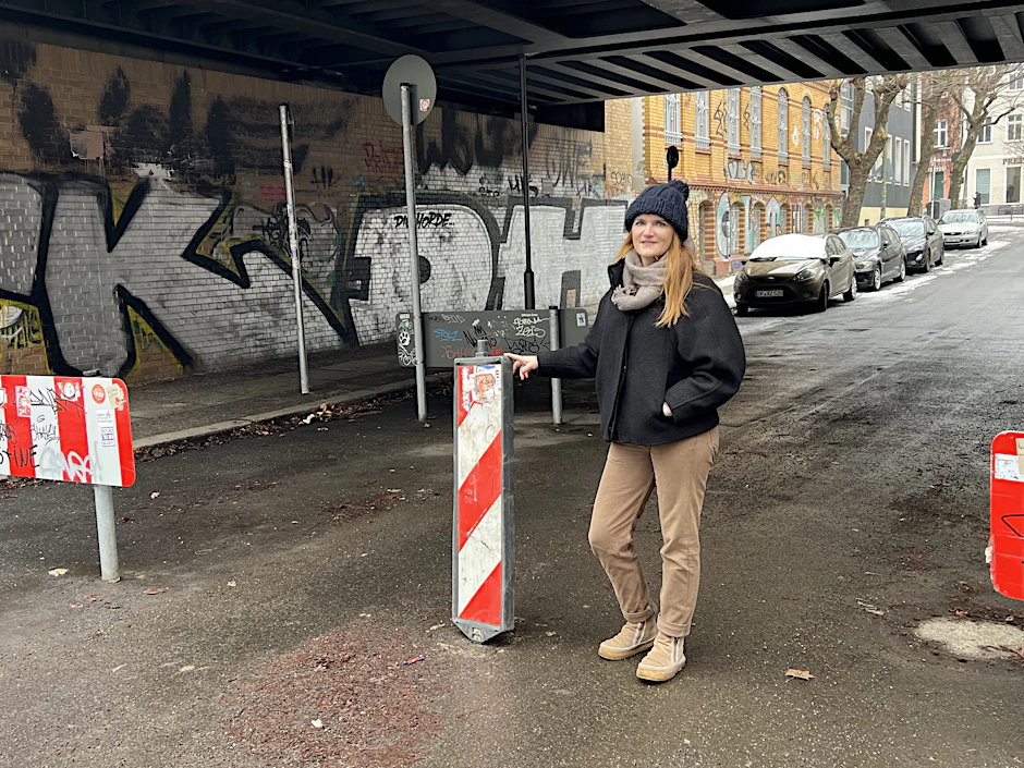 Judith Kochendörfer von der „Verkehrsberuhigung mit Augenmaß“ am derzeit mal wieder provisorischen Poller in der Stadthausstraße.