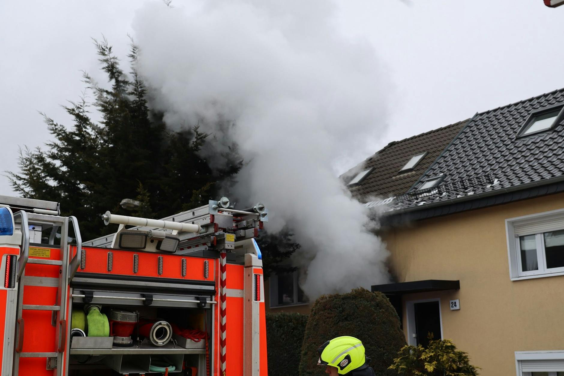 Feuer in der Zitherstrasse. Die Feuerwehr versucht ein übergreifen auf das Dach zu verhindern.