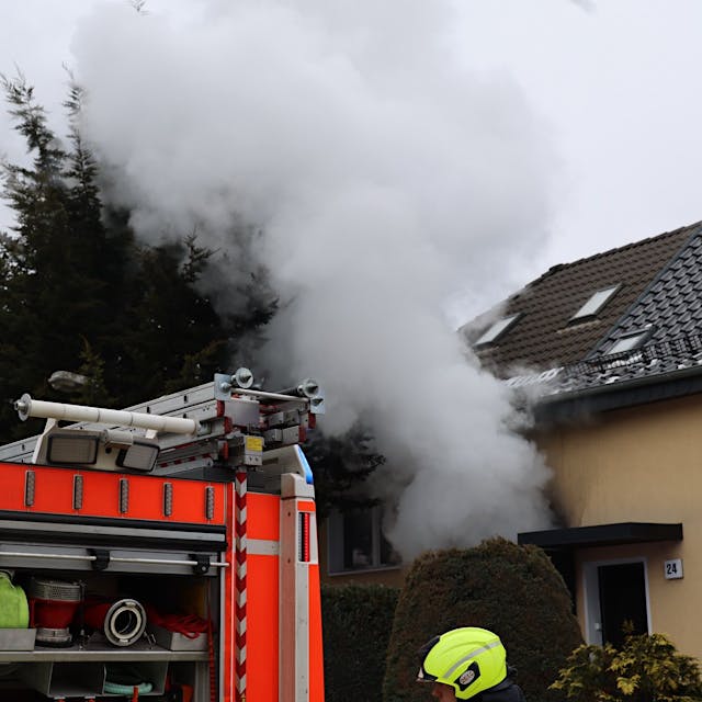 Einfamilienhaus im Märkischen Viertel in Flammen