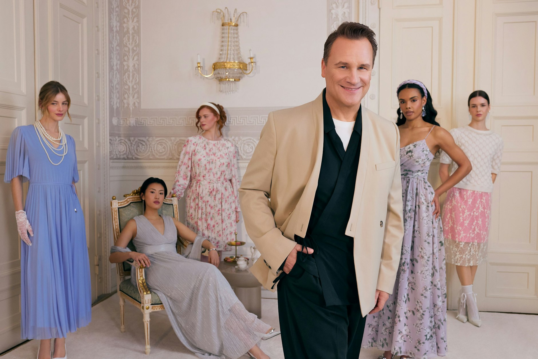 Sanfte Farben, weich fallende Stoffe: Die neue Kollektion von Guido Maria Kretschmer zum Start der vierten Bridgerton-Staffel.