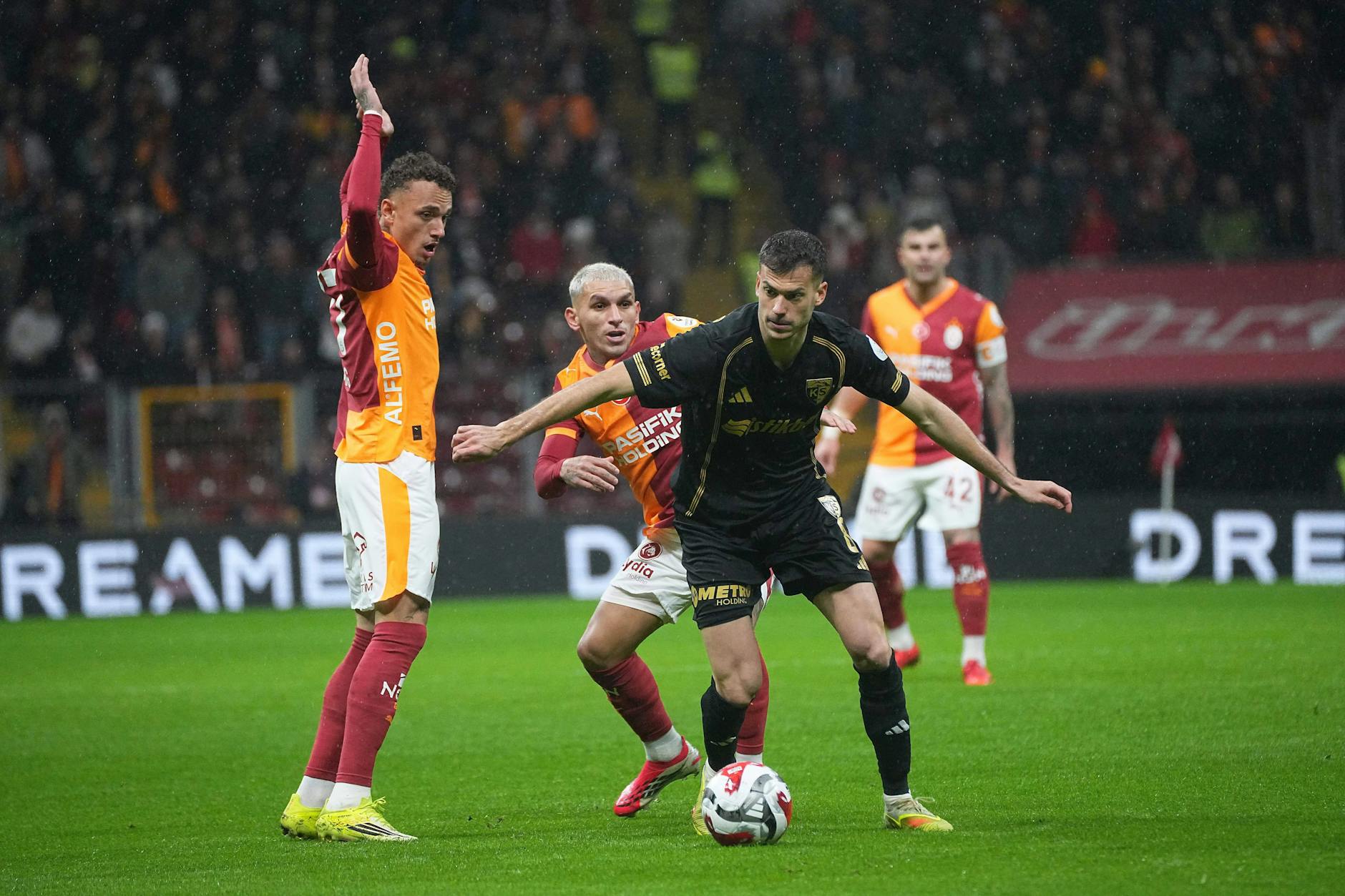 Union-Profi László Bénes (28) spielt in der Türkei auf Leihbasis für Kayserispor. In der Bundesliga drückt er weiter dem Hamburger SV die Daumen.