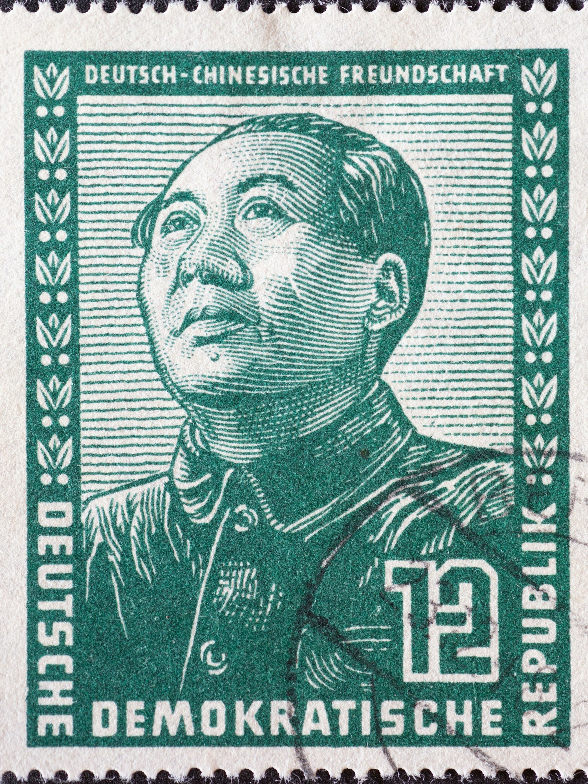 Briefmarke der Deutschen Demokratischen Republik mit dem Konterfei von Mao Zedong