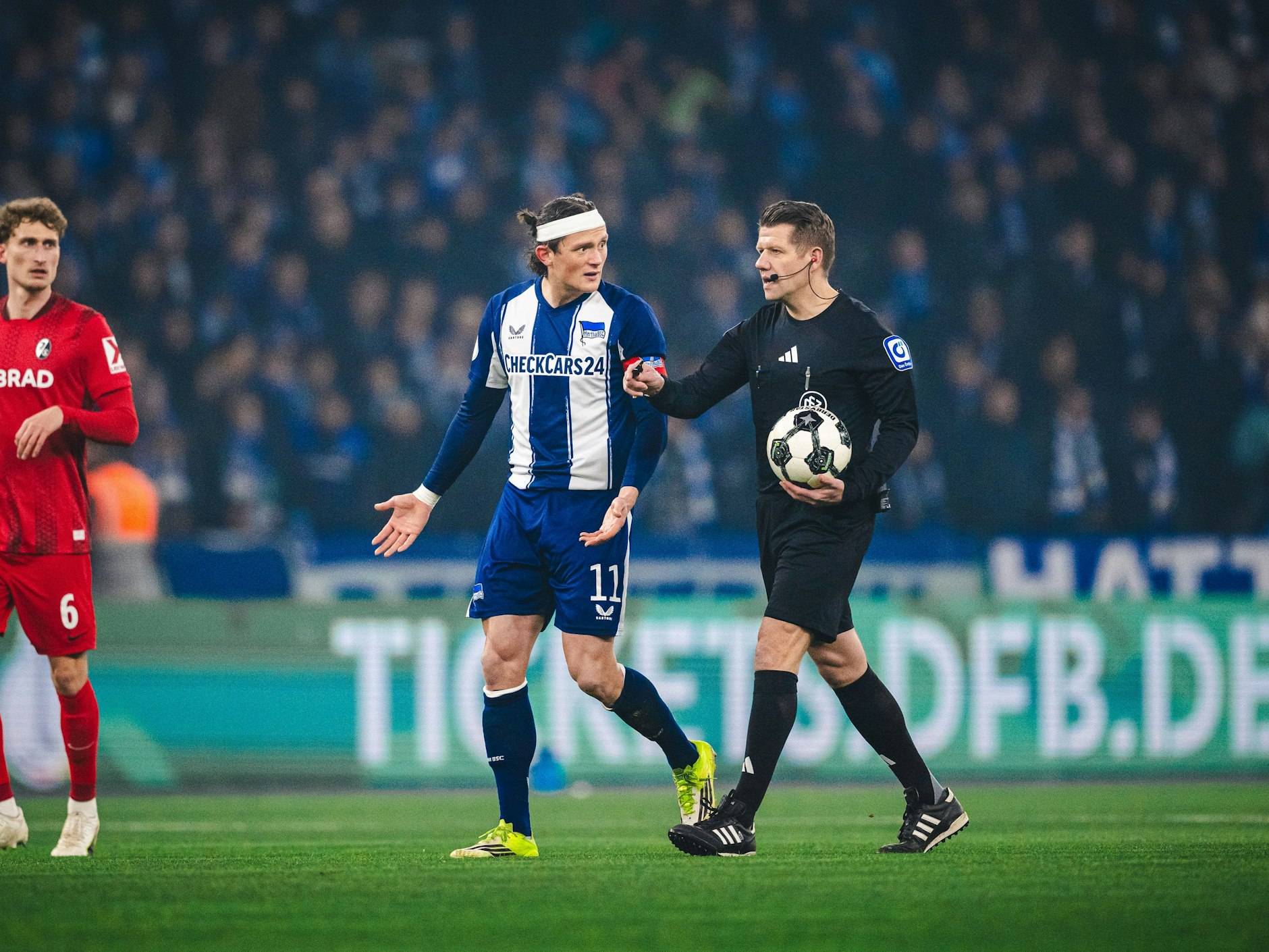 Fabian Reese von Hertha BSC diskutiert mit Schiedsrichter Patrick Ittrich, weil sein Tor aberkannt wurde. 