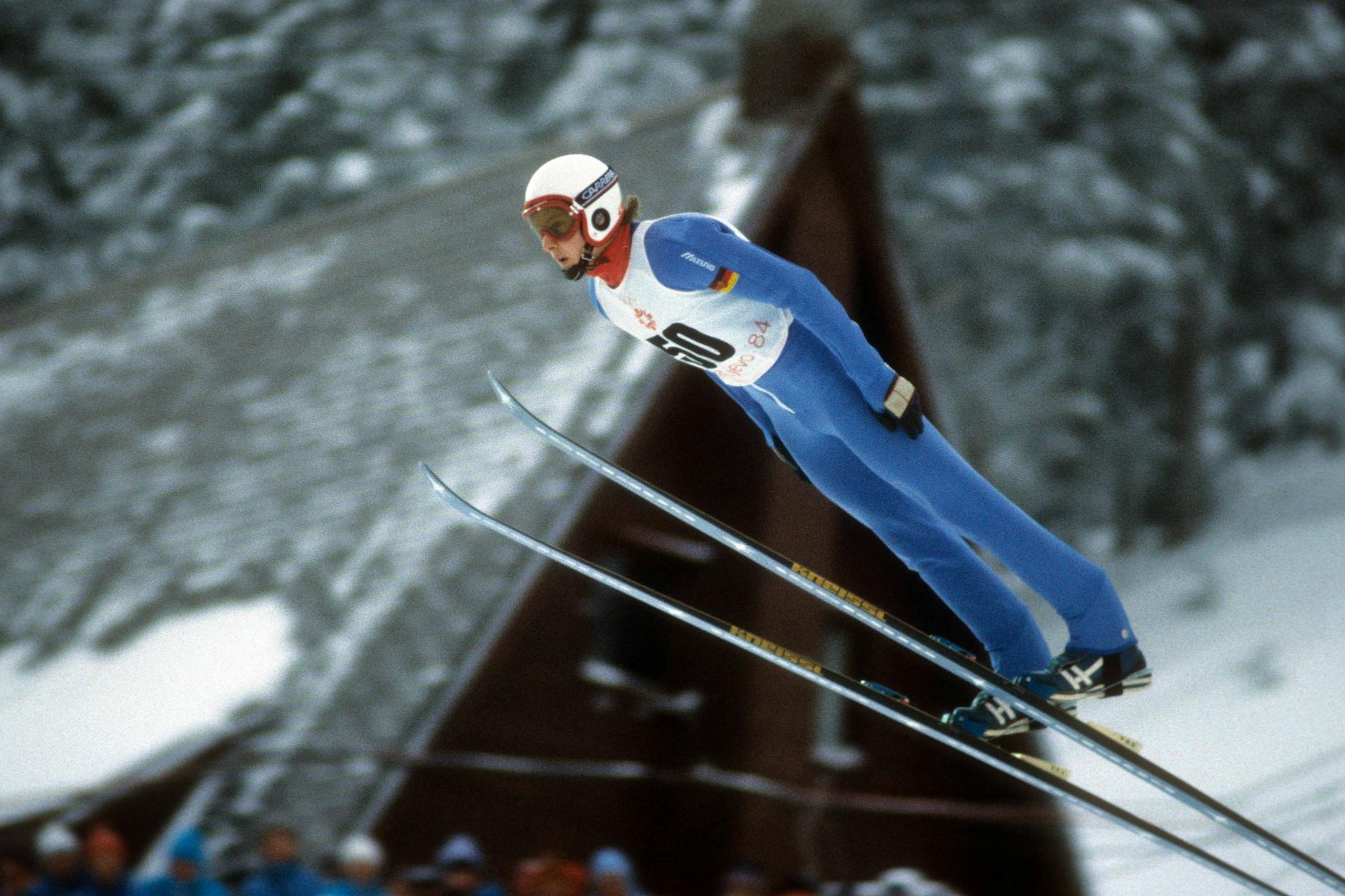 Noch im Parallelstil gewinnt Jens Weißflog bei den Olympischen Spielen 1984 in Sarajevo.