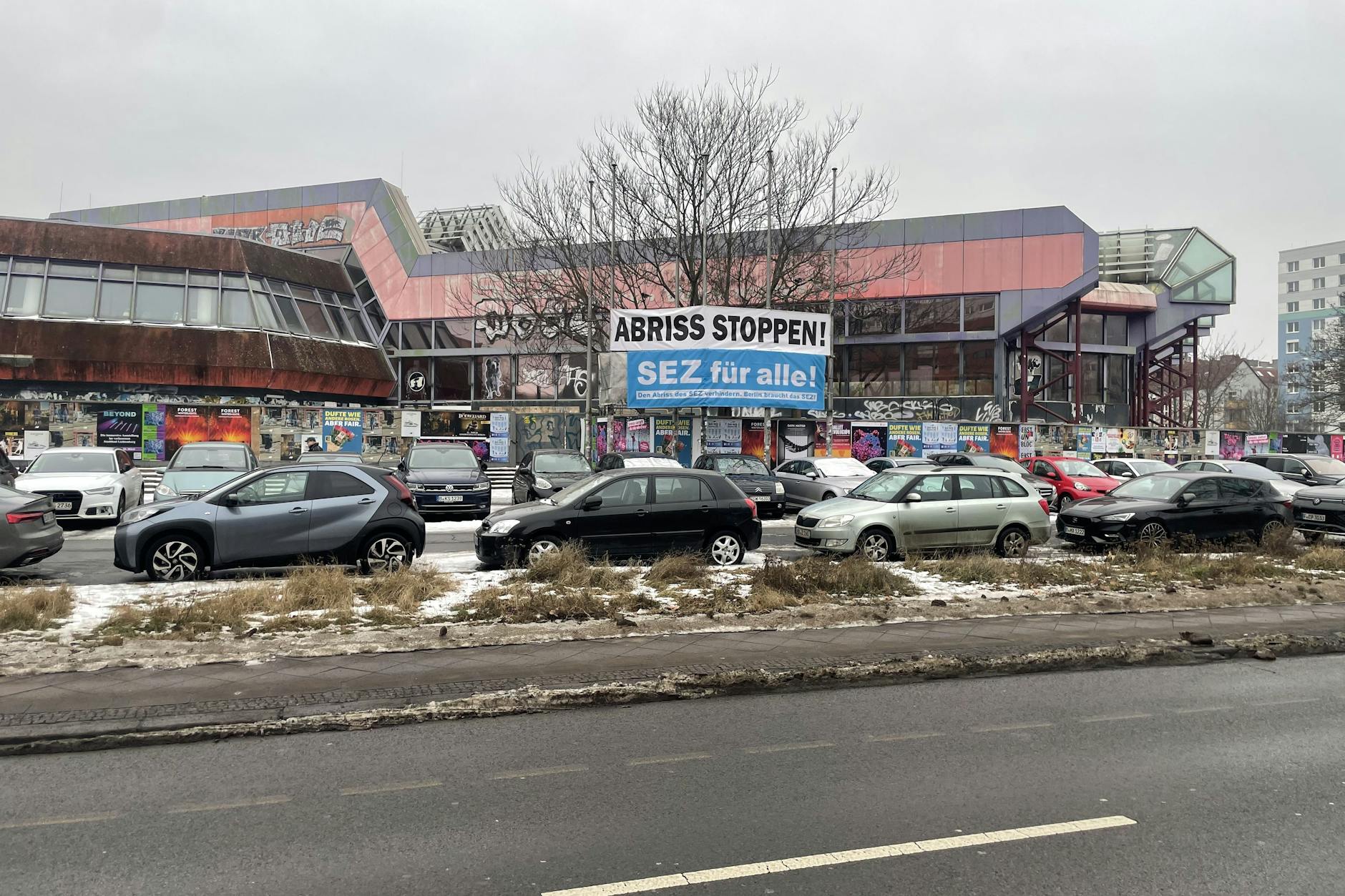 Ein Banner wurde in der Nacht zum Sonntag am SEZ aufgehängt.