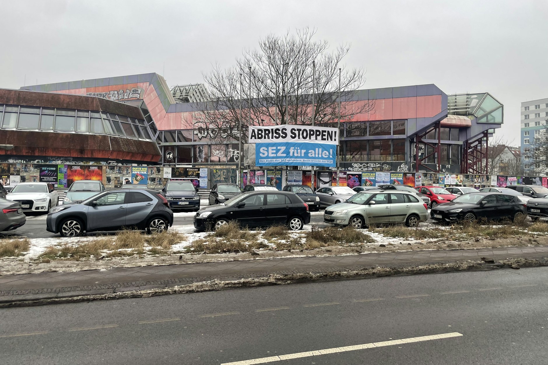 Ein Banner wurde in der Nacht zum Sonntag am SEZ aufgehängt.