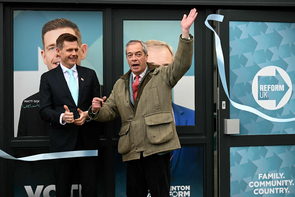 Reform UK-Politiker Matt Goodwin (l.) während des Besuchs des Parteimitgründers Nigel Farage
