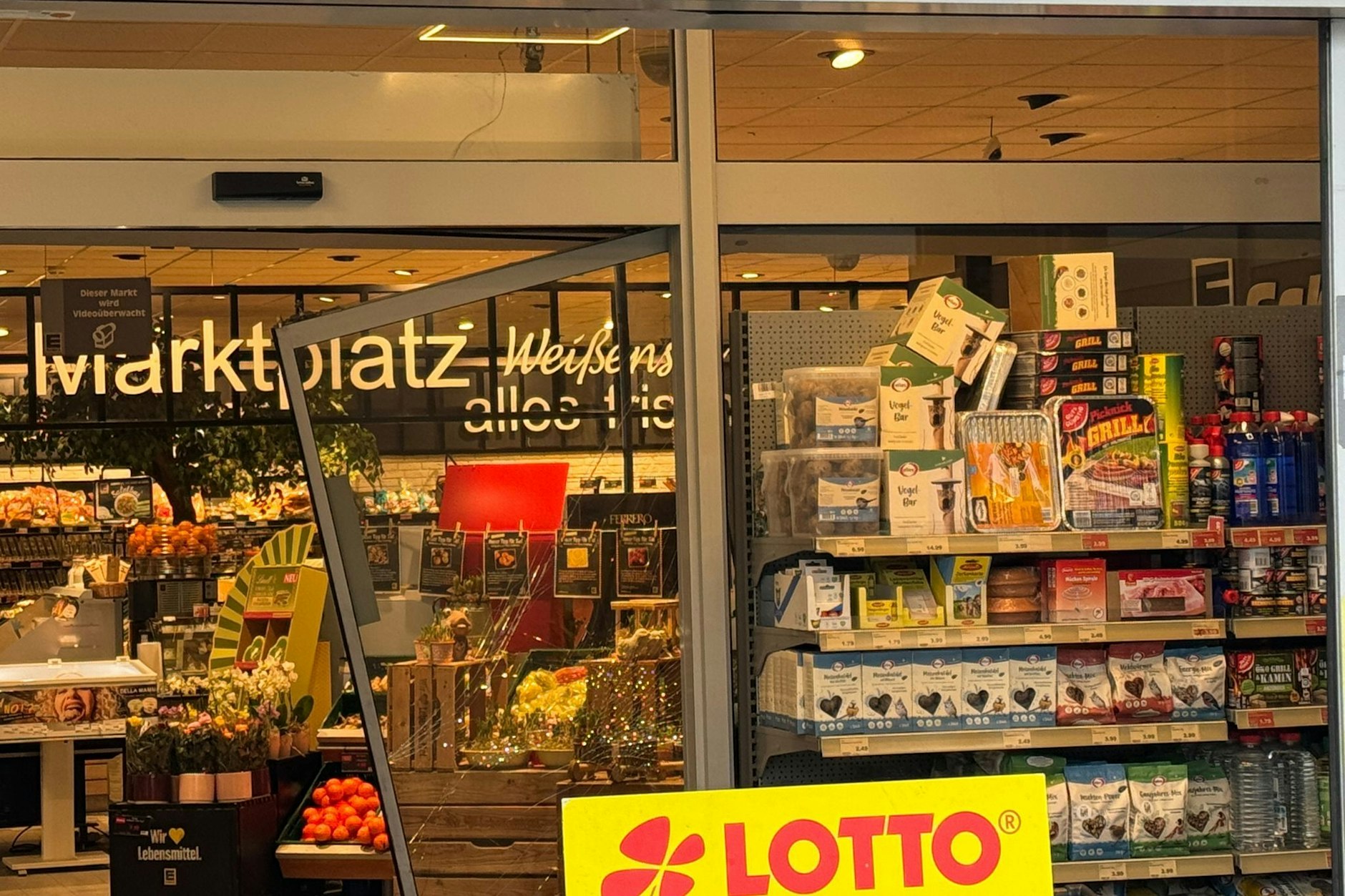 Durch die Sprengung des Geldautomaten neben der Edeka-Filiale wurde die Eingangstür völlig zerstört. 