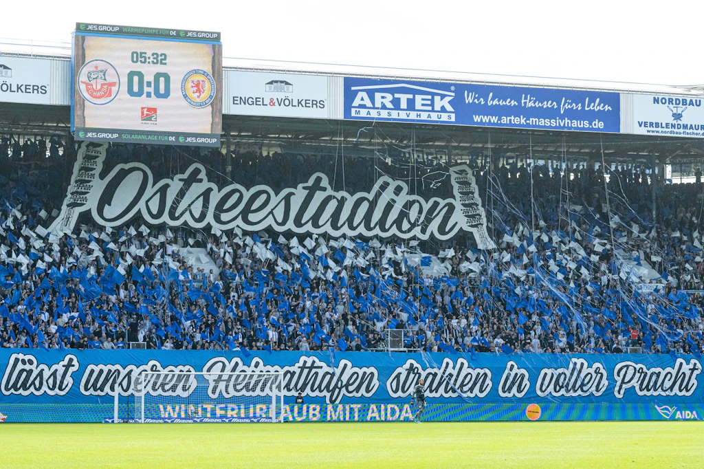 Das Ostseestadion in Rostock: Der Verein war noch nicht gegründet und das Stadion noch nicht fertig gebaut, da strömten die Fans schon herein.