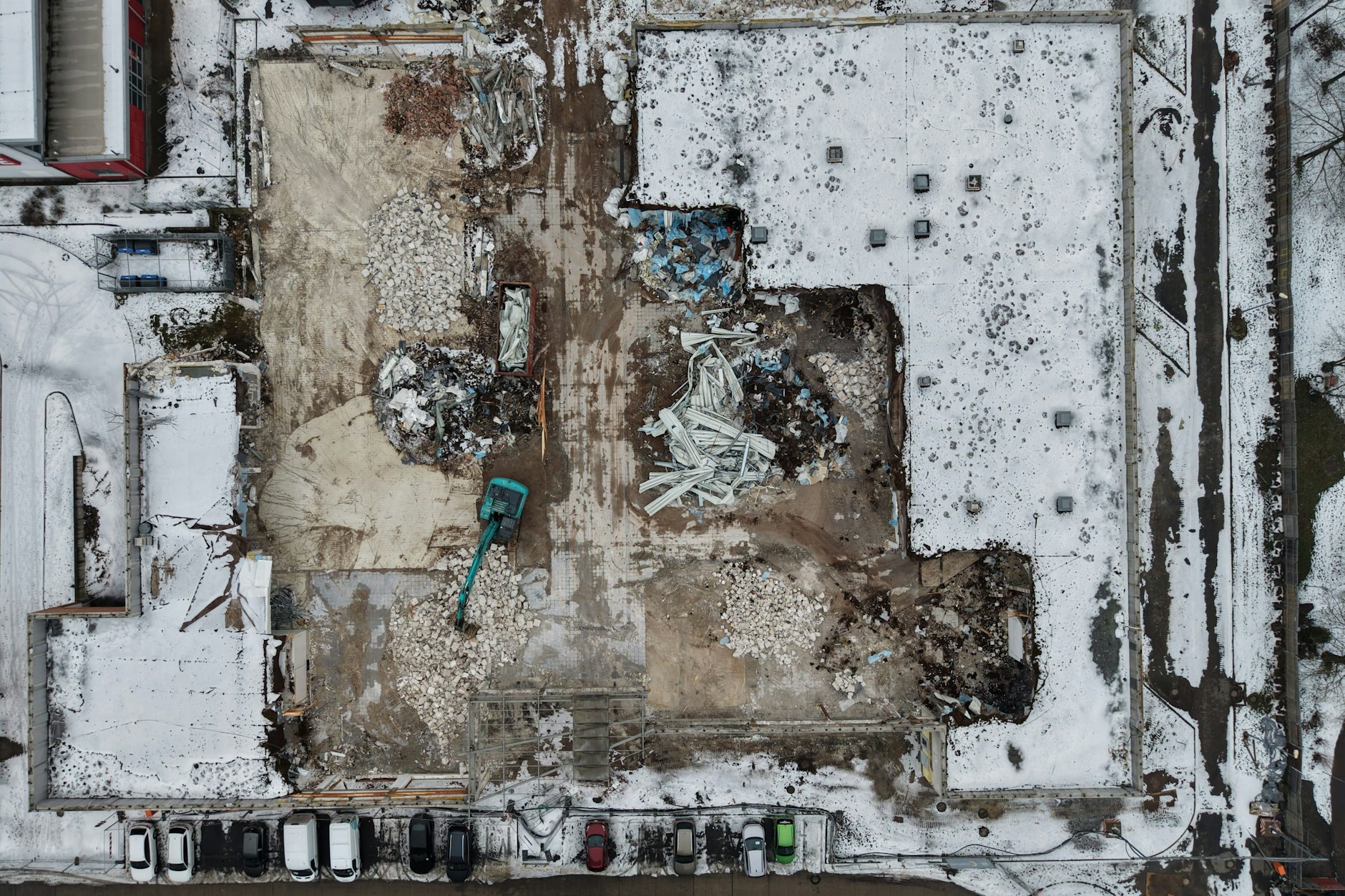 Der Blick von oben auf das Trümmerfeld: Abriss-Bagger stehen inmitten der Ruinen an der Hohensaatener Straße.