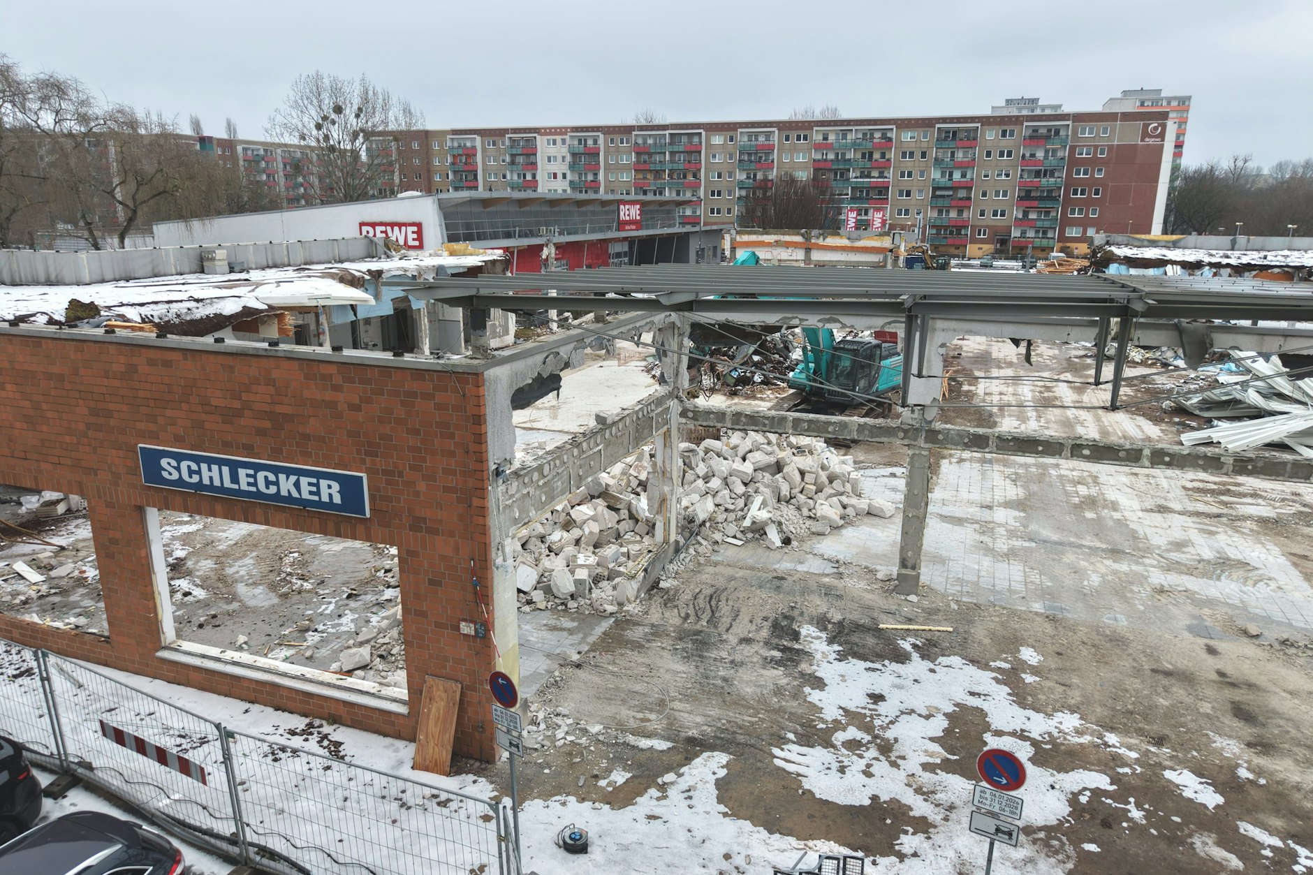 An dem alten Schlecker-Schild erkennt man noch die Kleeblatt-Passage in Berlin-Marzahn. Seit Januar läuft der Abriss.