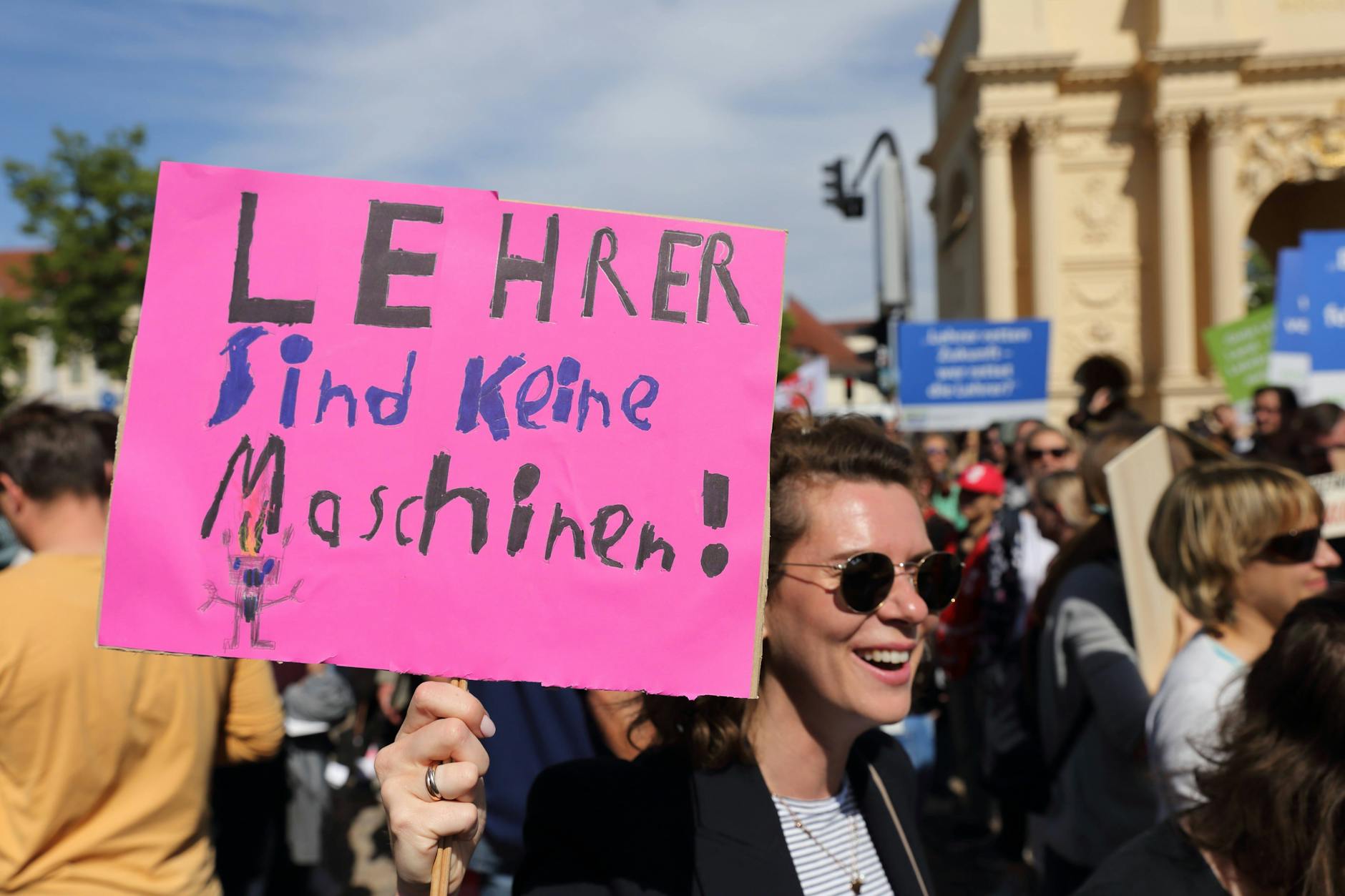 Brandenburger Lehrkräfte wollen, unterstützt von den Gewerkschaften, gegen die Zusatzstunde klagen.