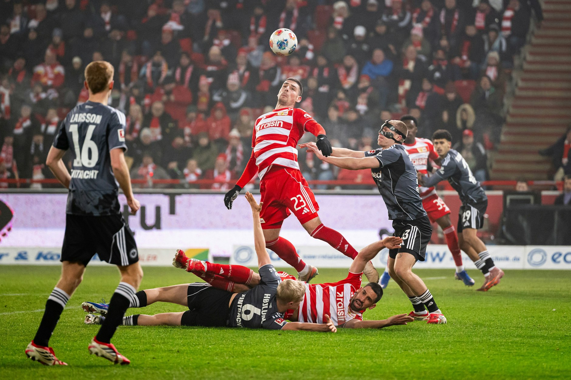Eine zufällige, aber entscheidende Szene im Spiel des 1. FC Union Berlin gegen Eintracht Frankfurt war das Foul von Oscar Höjlund an Rani Khedira, das einen Elfmeter zur Folge hatte.