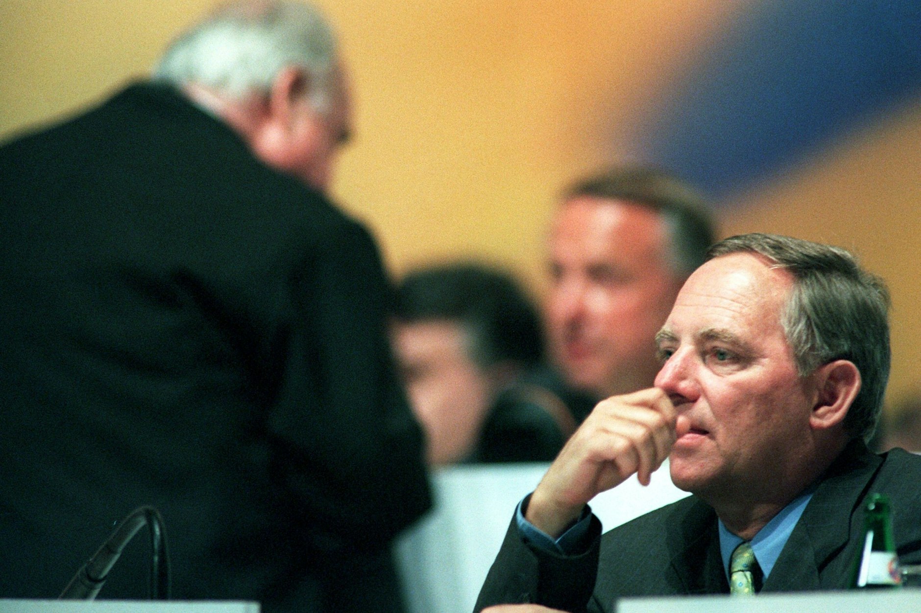 Wolfgang Schäuble (r) in Bremen während des CDU-Bundesparteitages 1998, links Bundeskanzler Helmut Kohl.