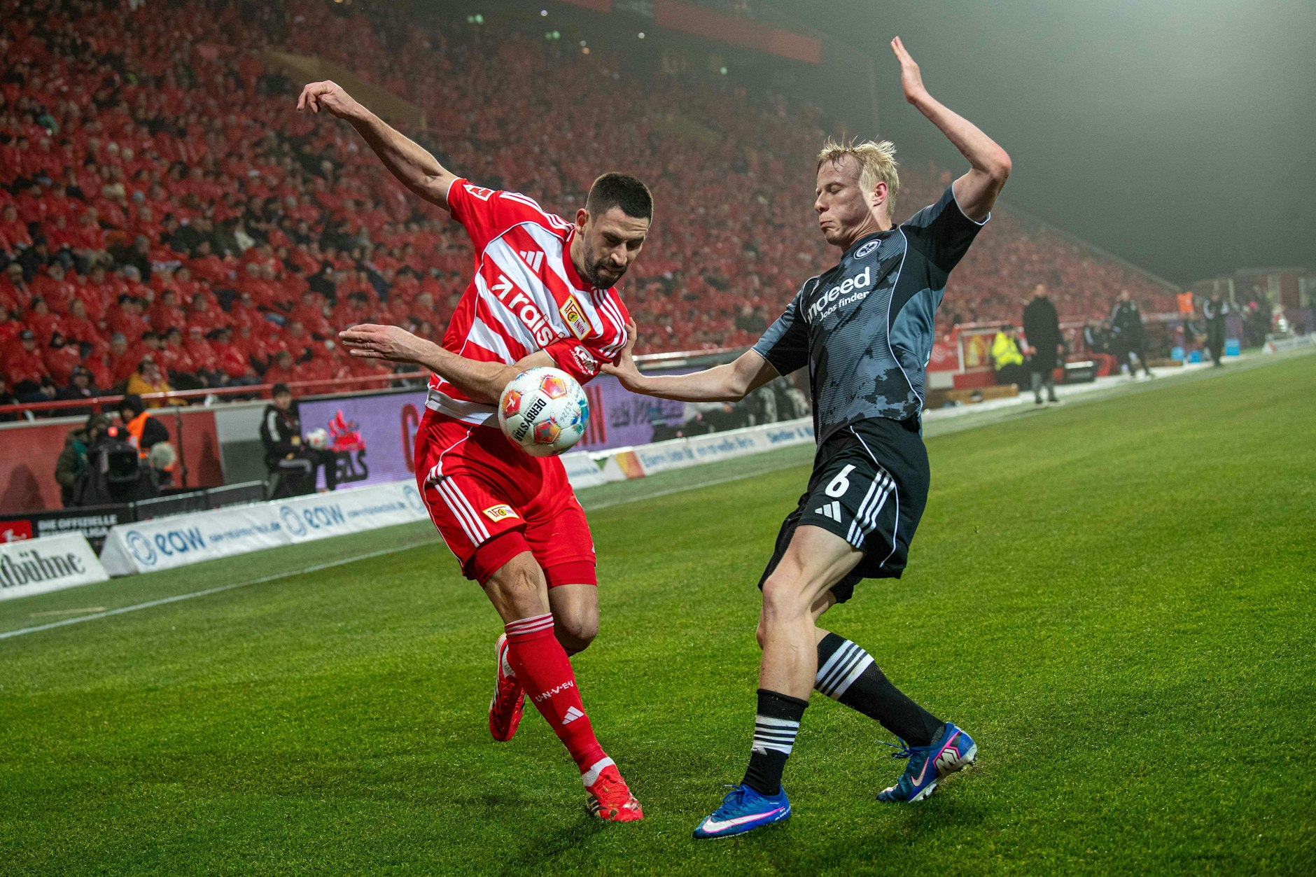 Sieht komisch aus, ist aber Fußball: Rani Khedira und der 1. FC Union Berlin erleben gegen Eintracht Frankfurt nicht zum ersten Mal das pure Chaos. 