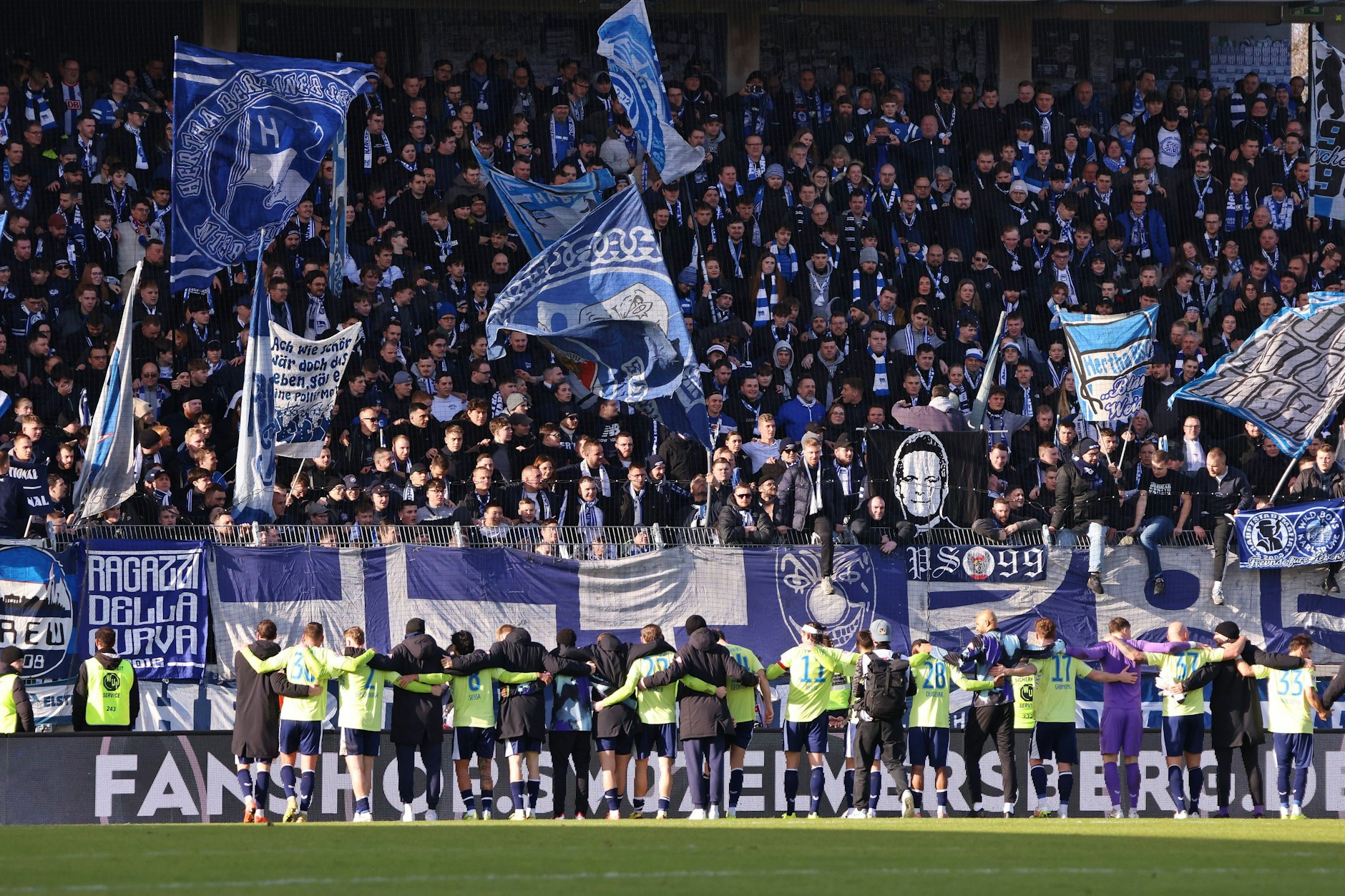 Den wichtigen Auswärtssieg in Elversberg feierte Hertha BSC mit den vielen ins Saarland mitgereisten Fans.
