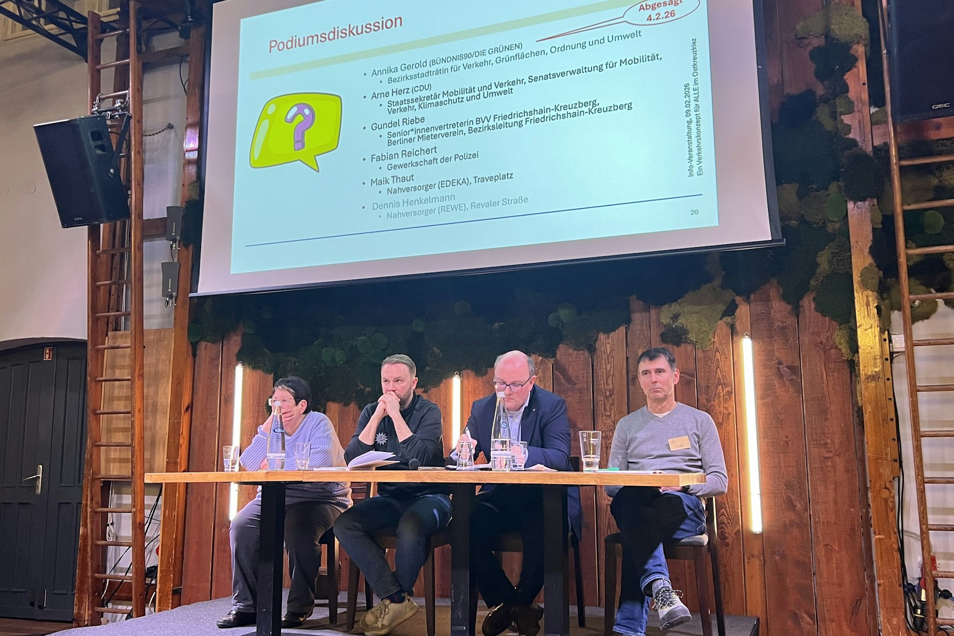 In der Alten Turnhalle diskutierten (v.l.) Gundel Riebe (BVV Friedrichshain-Kreuzberg), Fabian Reichert (GdP), Arne Herz (CDU) und Lutz Löffler (Mitbestimmung Fhain).