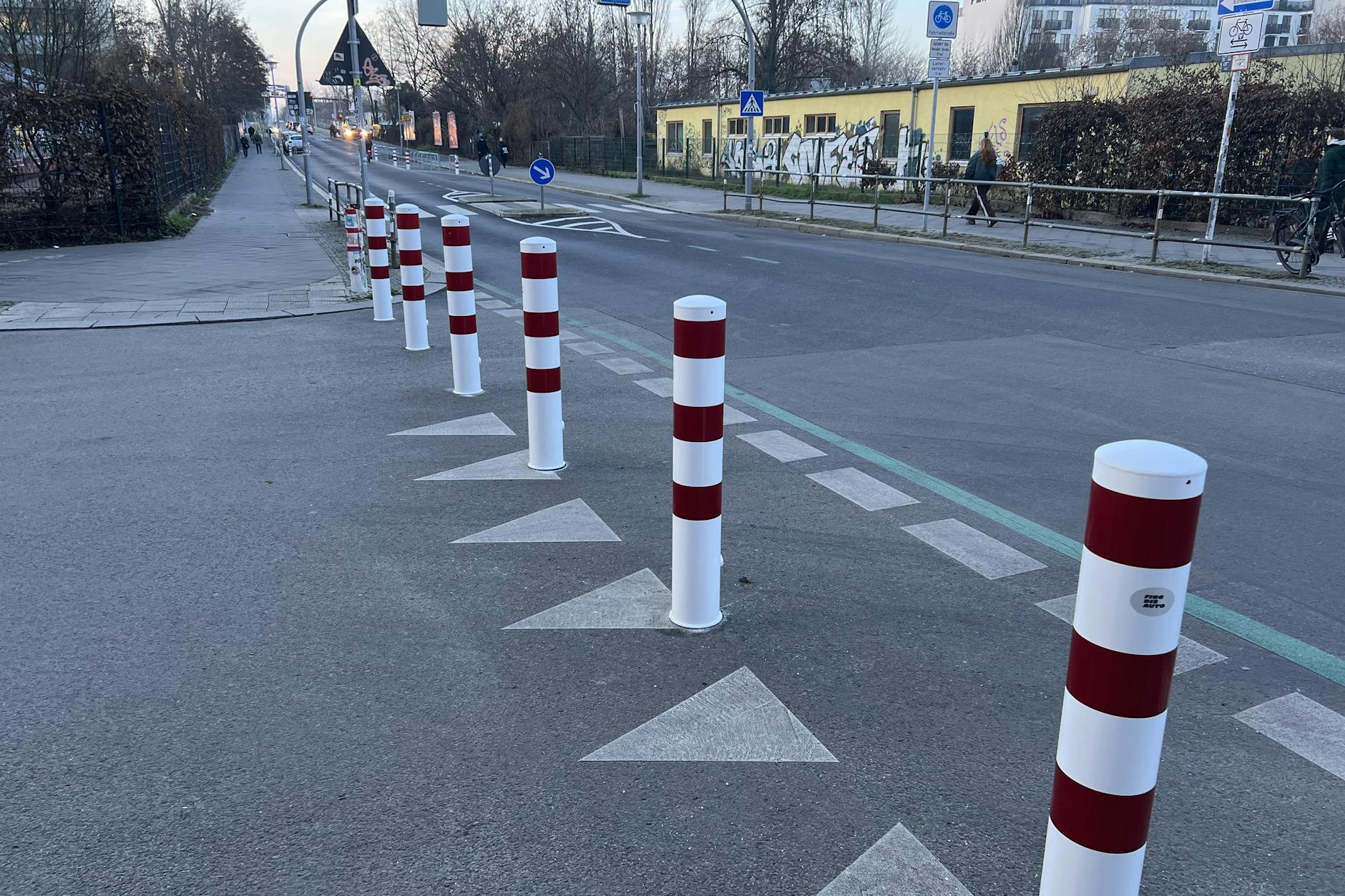 Poller vor der neuen Schulzone Modersohnstraße Ecke Simplonstraße in Friedrichshain.