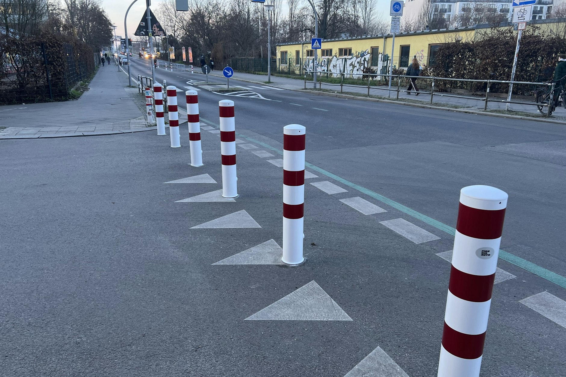 Poller vor der neuen Schulzone Modersohnstraße Ecke Simplonstraße in Friedrichshain.