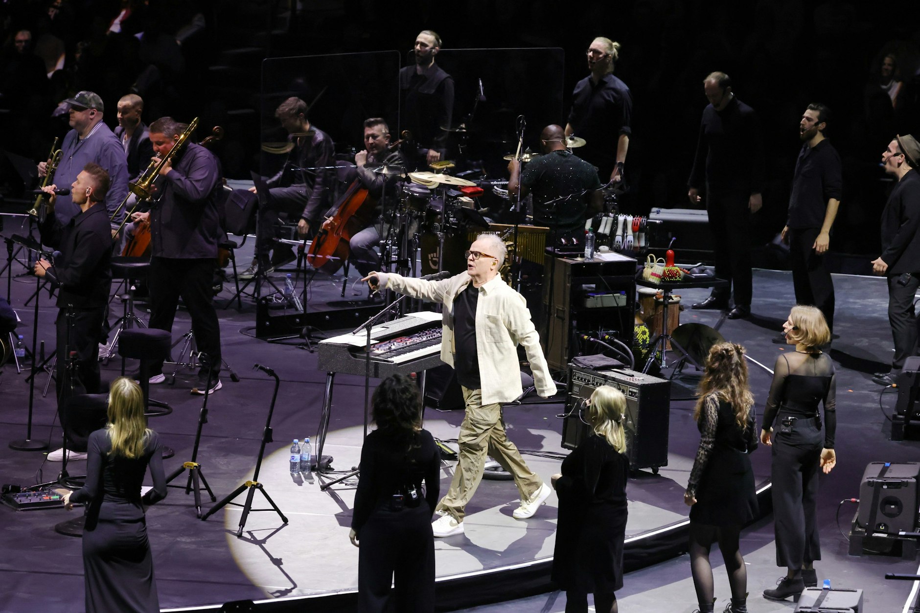 Herbert Grönemeyer, umringt von Musikern und Chor