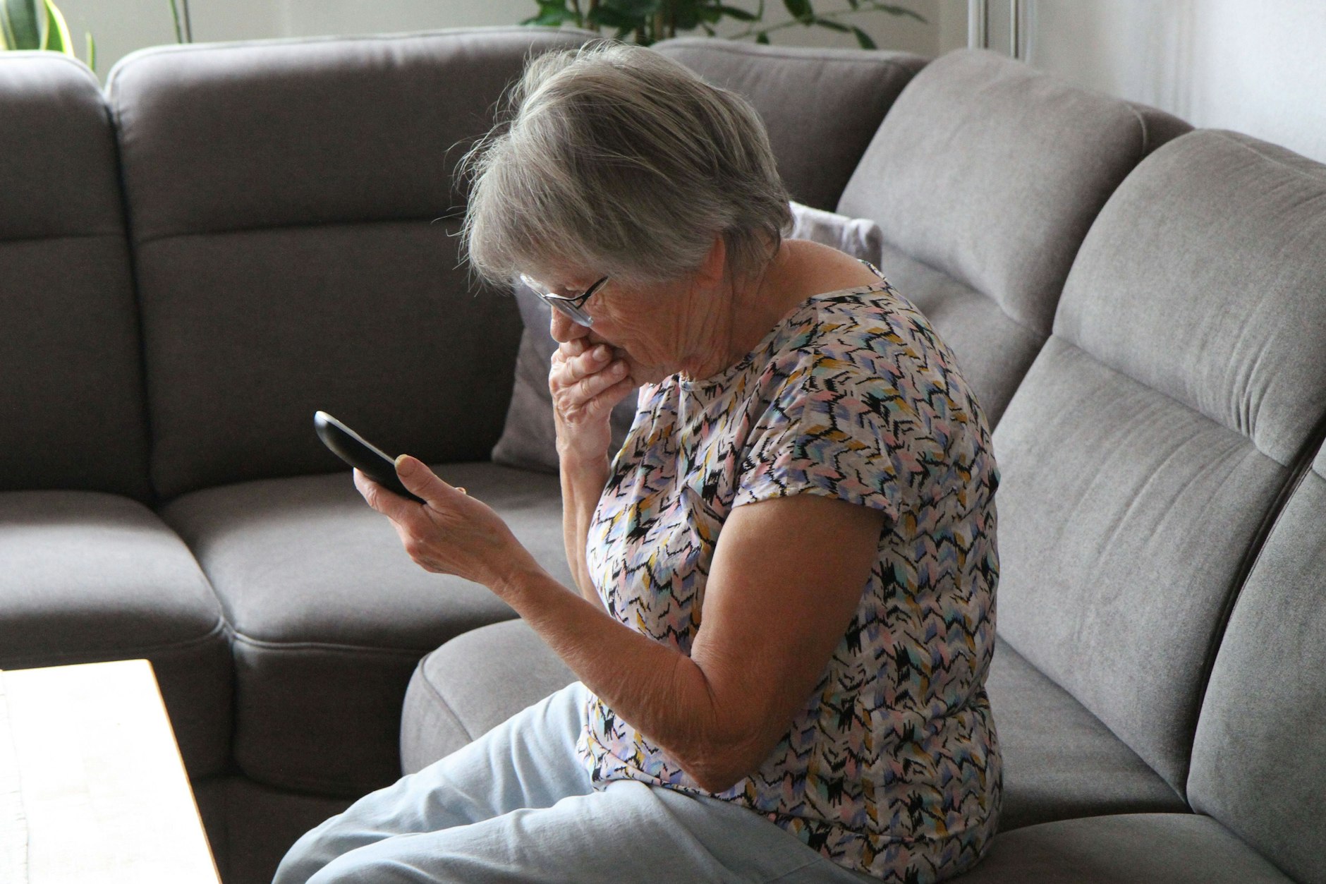 Kriminelle nutzen inzwischen Künstliche Intelligenz, um Stimmen von Angehörigen täuschend echt zu imitieren.