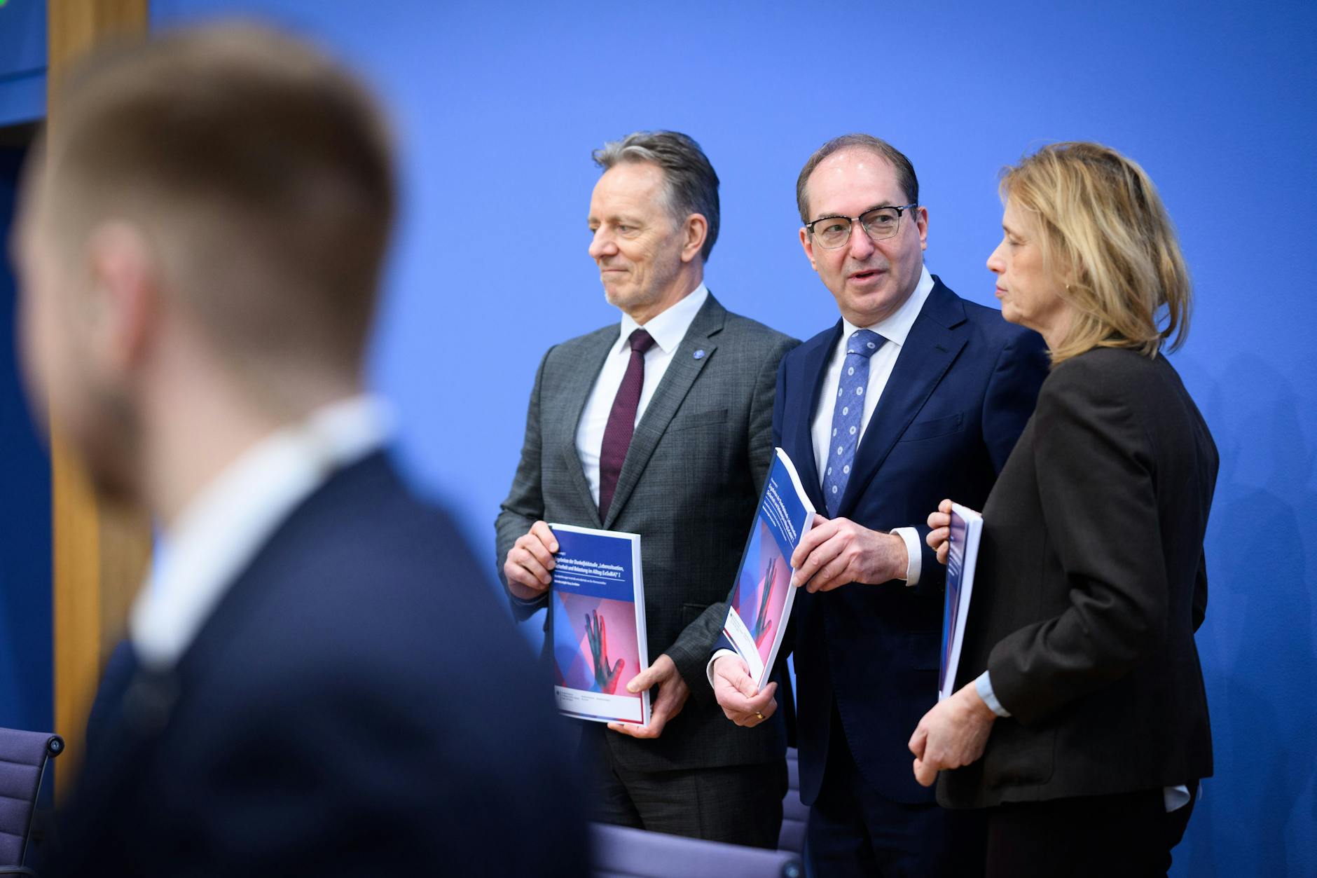 Innenminister Alexander Dobrindt (CSU) und der Präsident des Kriminalamtes Holger Münch stellten den Bericht zu Beziehungsgewalt in Deutschland vor.