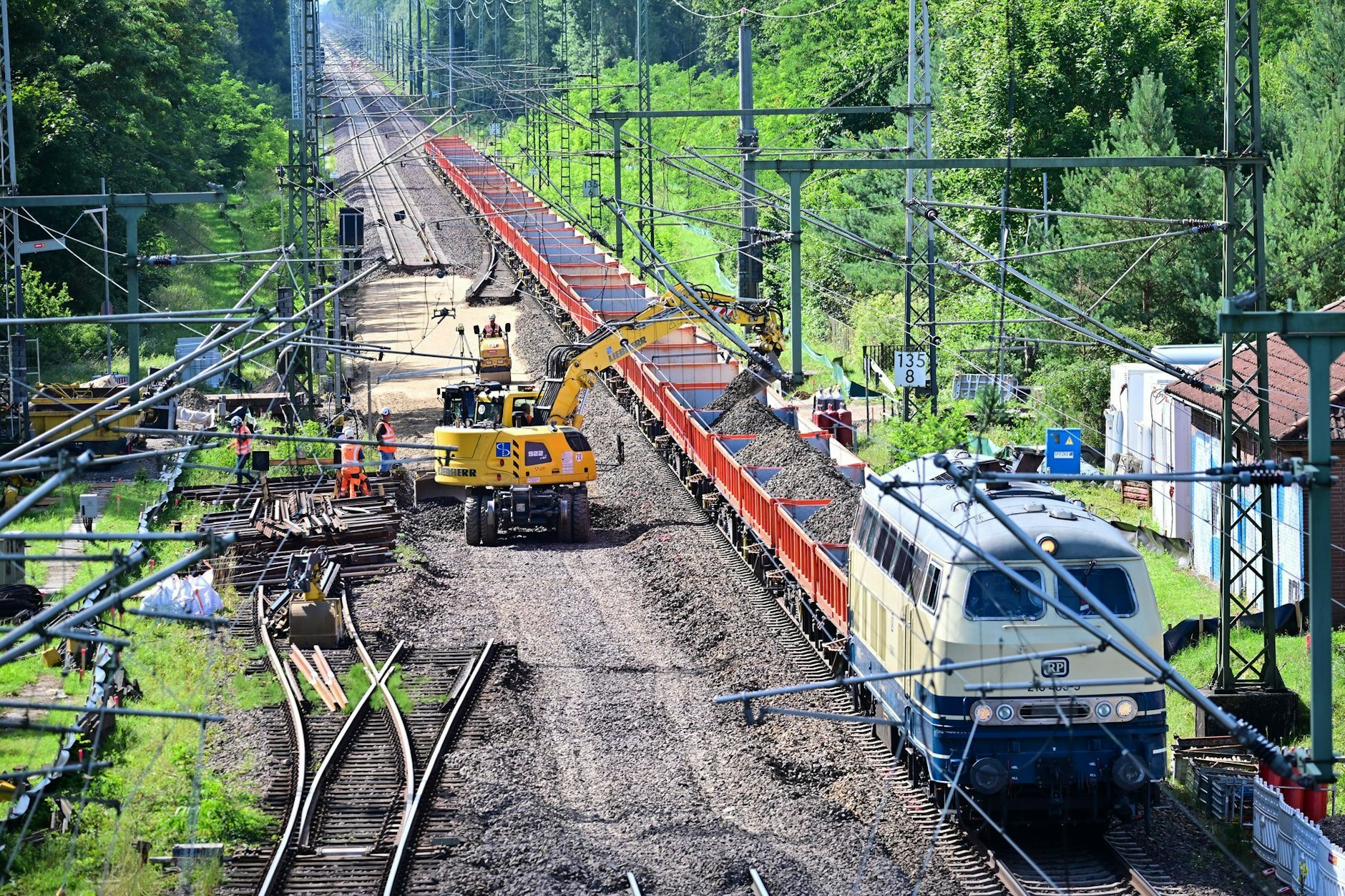 Ein Bagger gräbt während der Generalsanierung der Bahnstrecke Hamburg - Berlin Schotter von der Strecke.