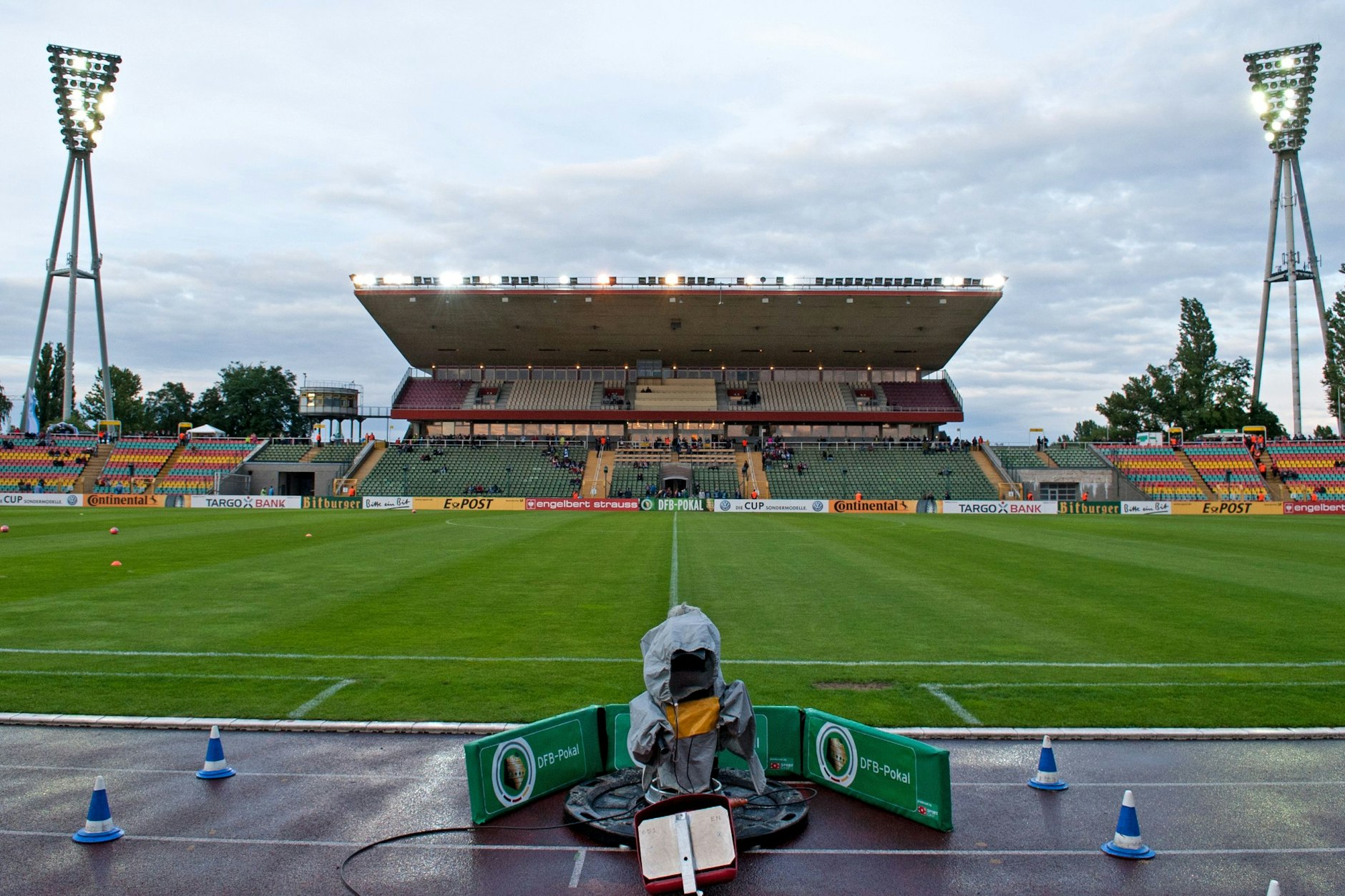Nach der Tribüne sollen nun auch die beiden Lichtmasten im Friedrich-Ludwig-Jahn-Sportpark weichen.