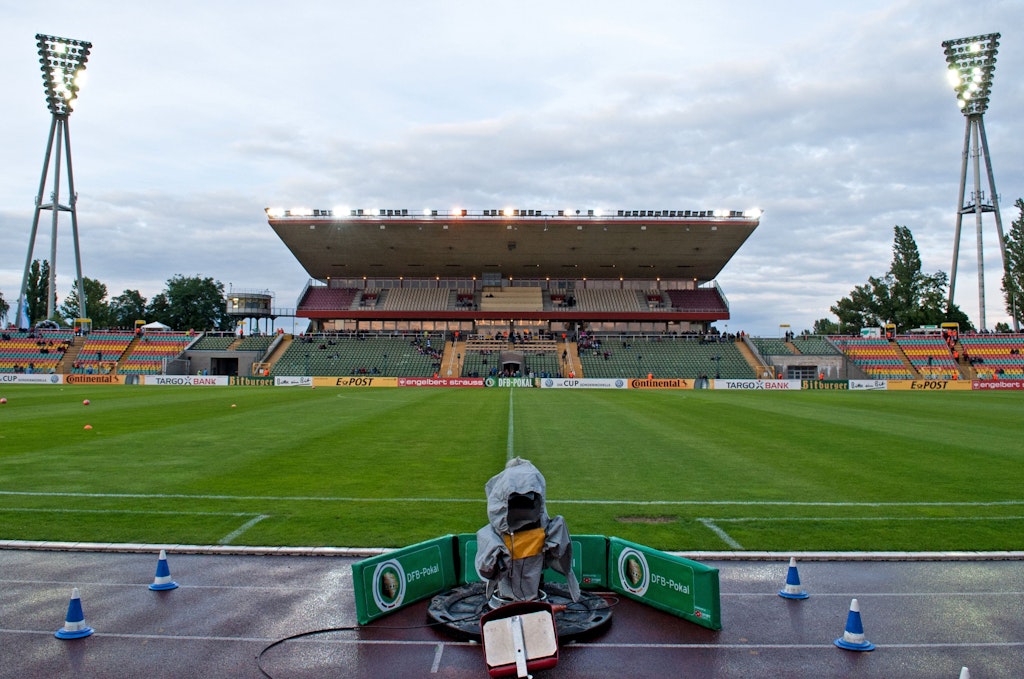 Asbestgefahr-Riesen-Wirbel-um-Sprengung-im-Jahnsportpark
