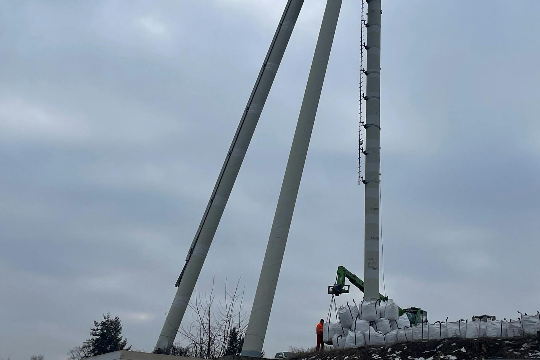 Am Fuße der Masten im Jahnsportpark werden am Dienstagmittag Bigpacks aufgestapelt.