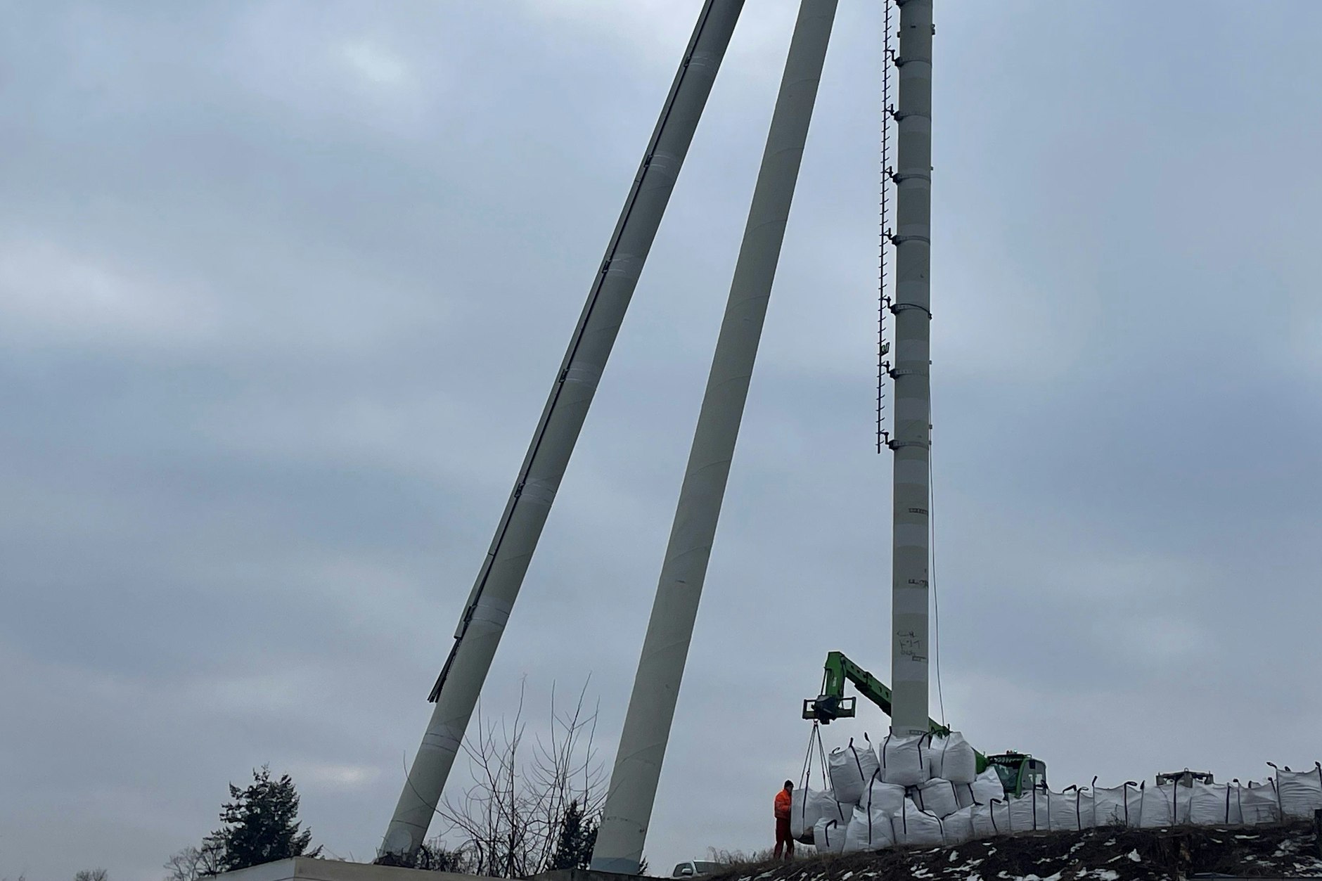 Am Fuße der Masten im Jahnsportpark werden am Dienstagmittag Bigpacks aufgestapelt.