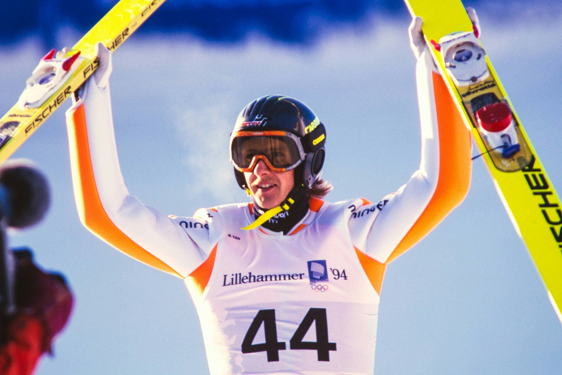 Jens Weißflog gewinnt auch im V-Stil Gold bei Olympia. 