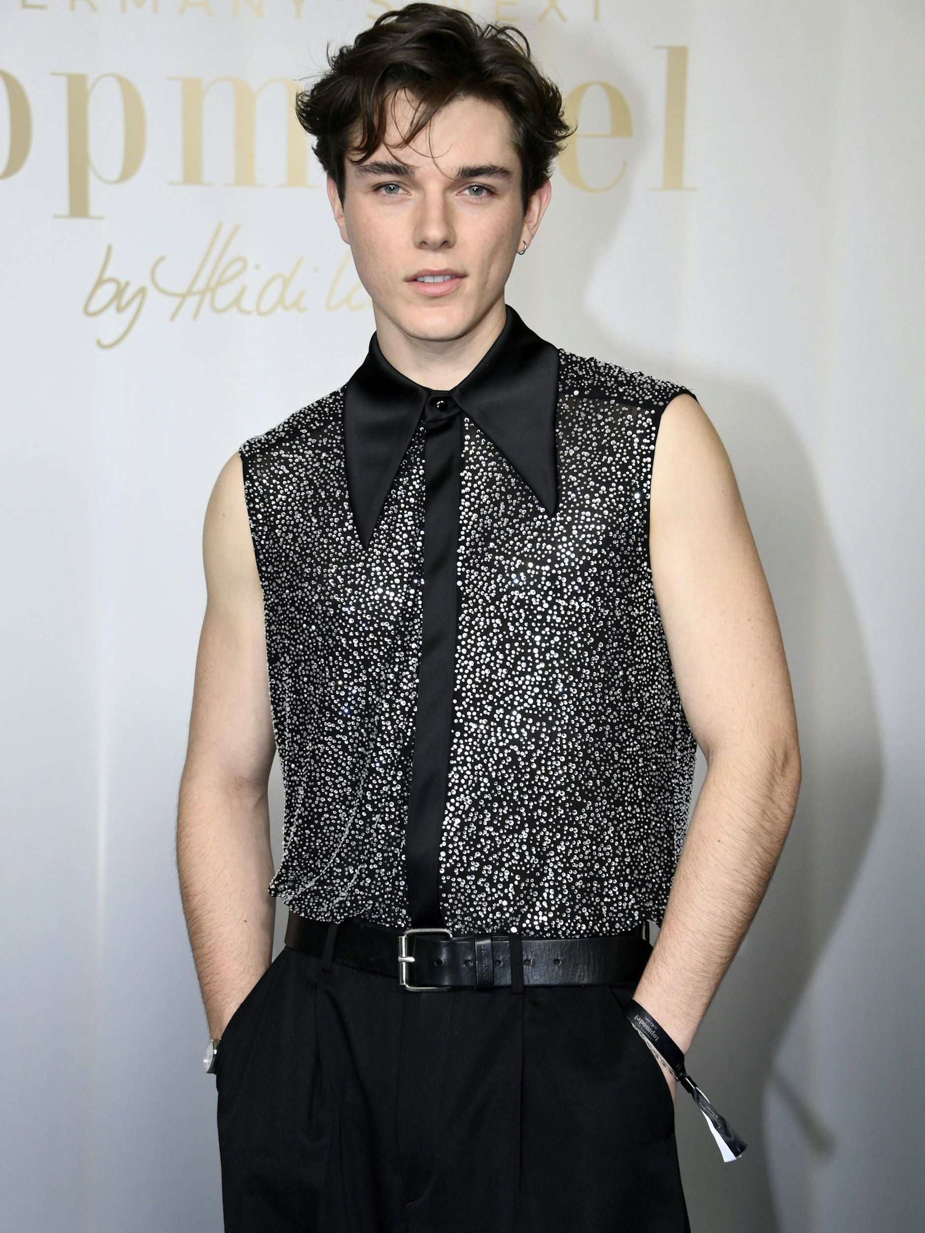 Jannik Richter kam zur Kino-Preview in einem Outfit von Kilian Kerner.