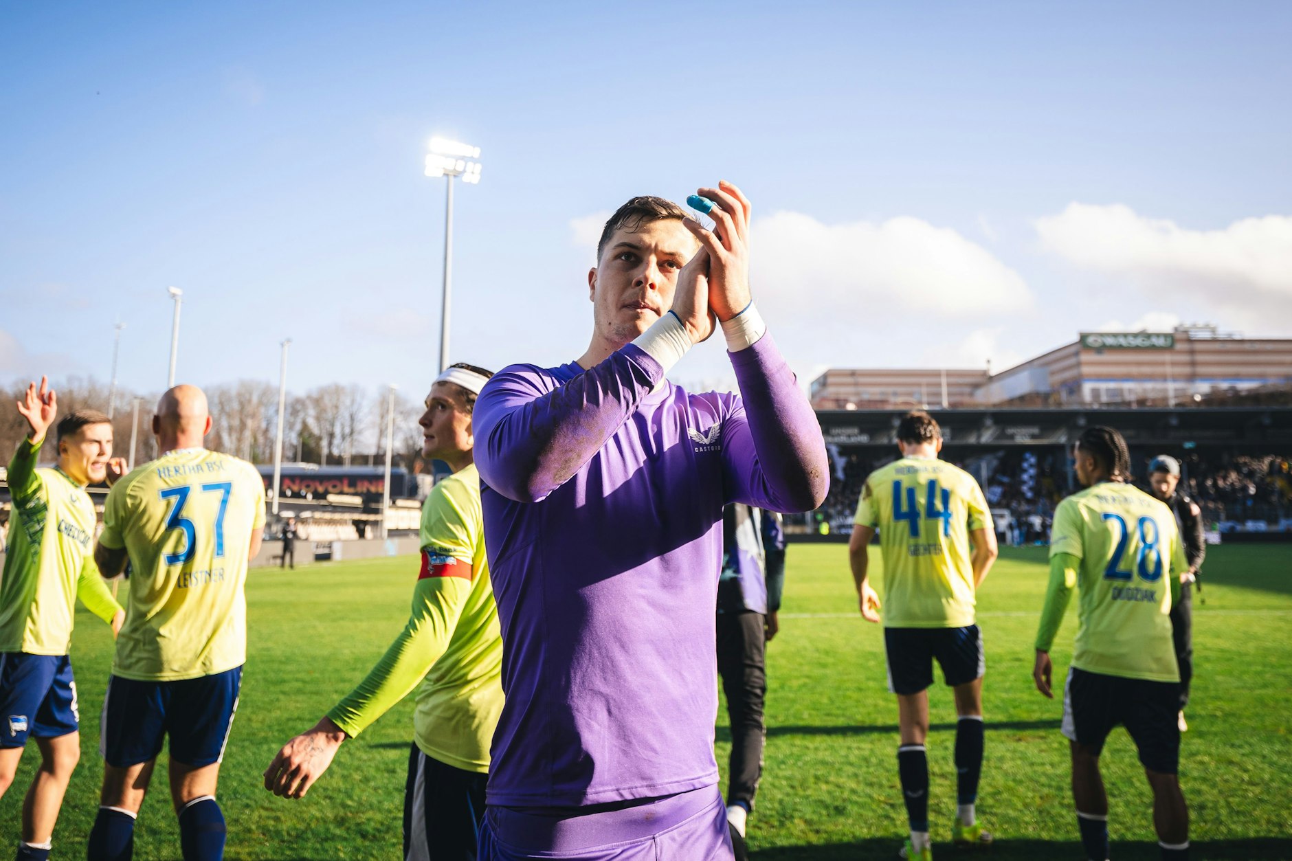 Erleichterung nach dem Sieg beim Angstgegner: Tjark Ernst und seine Teamkollegen von Hertha BSC konnten zum zweiten Mal in Folge gegen die SV Elversberg gewinnen.