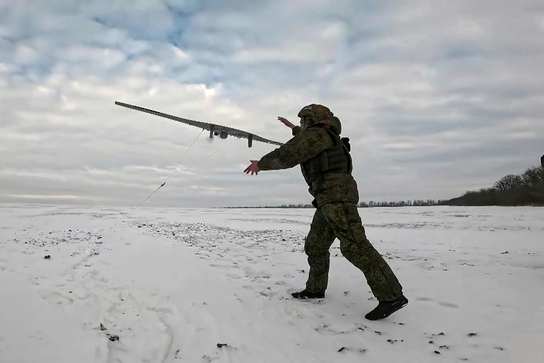 Ein russischer Soldat startet eine Drohne für einen Einsatz an einem nicht genannten Ort in der Ukraine.