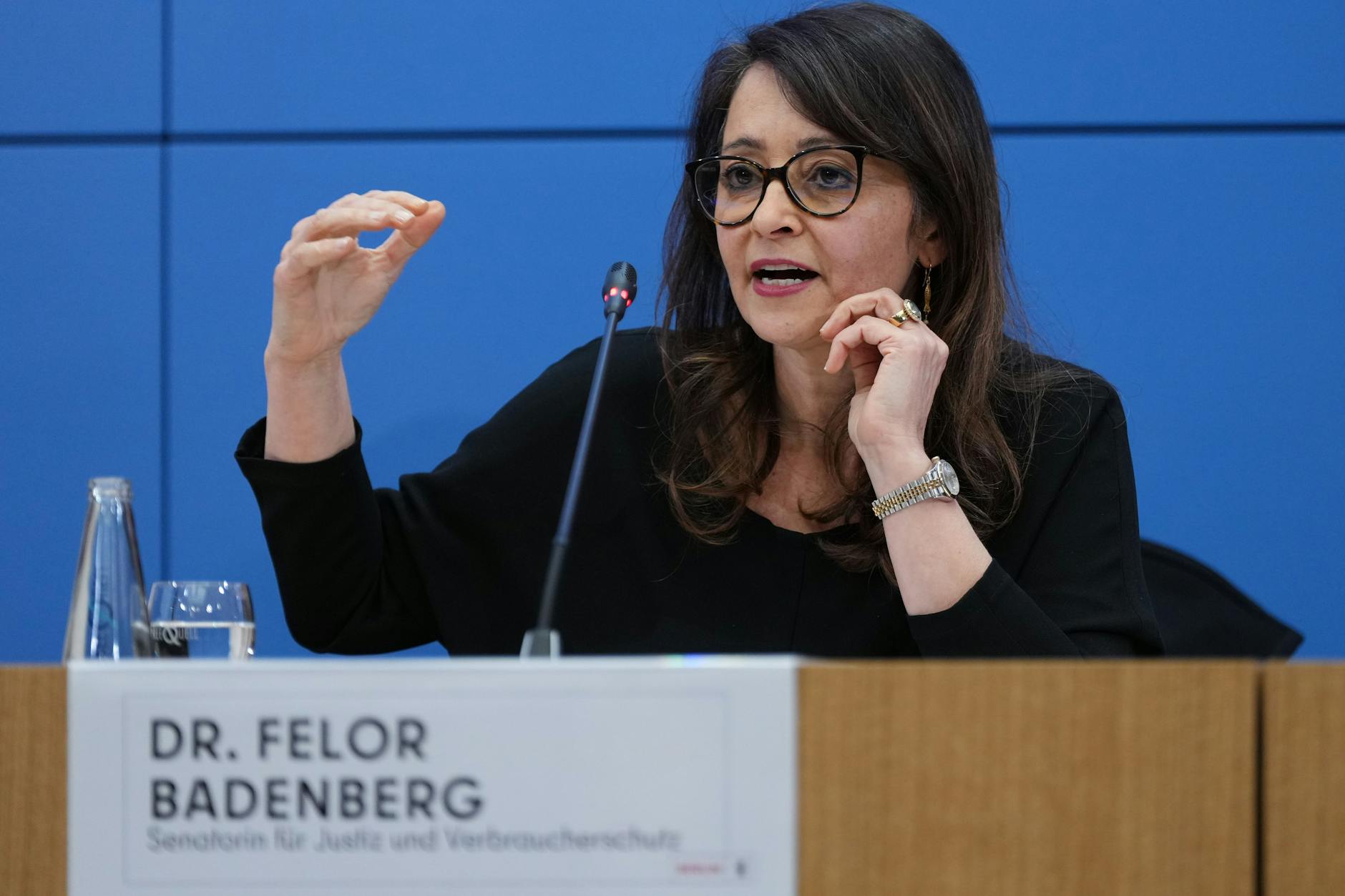 Die Justizministerin von Berlin, Frau Felor Badenberg (CDU), strebt eine partielle Entkopplung des Verfassungsgerichtes von politischen Mehrheiten an.