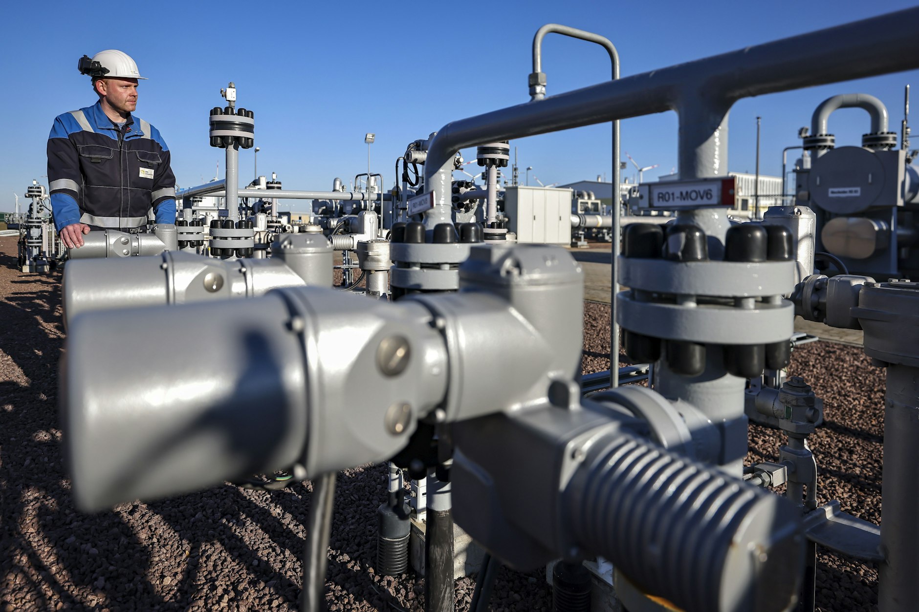 David Scheller, Standortmeister, arbeitet auf dem Gelände des Untergrund-Gasspeichers der VNG AG. (Symbolbild)