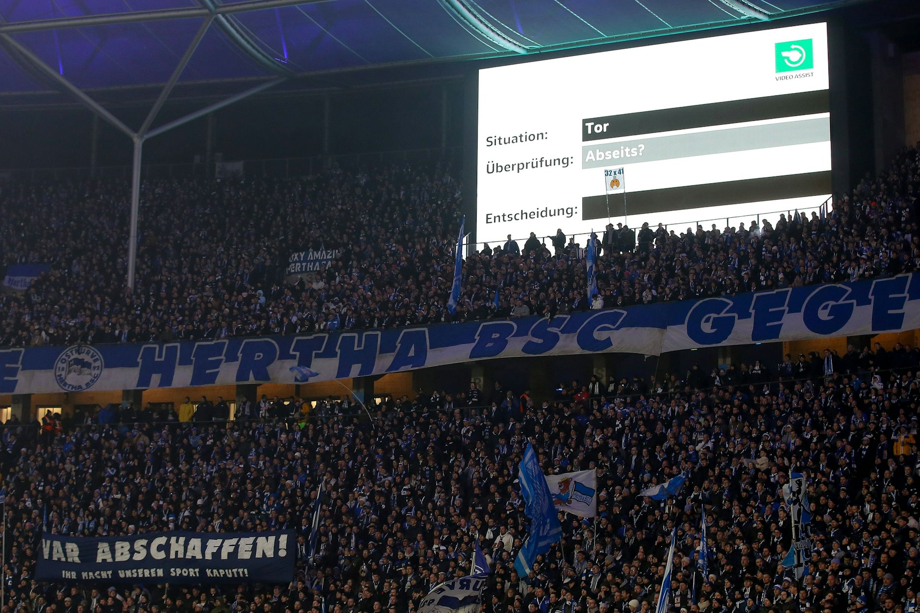 Über den Einsatz des VAR in der Anfangsphase der Partie herrschte auf den Rängen des Olympiastadions großer Unmut.