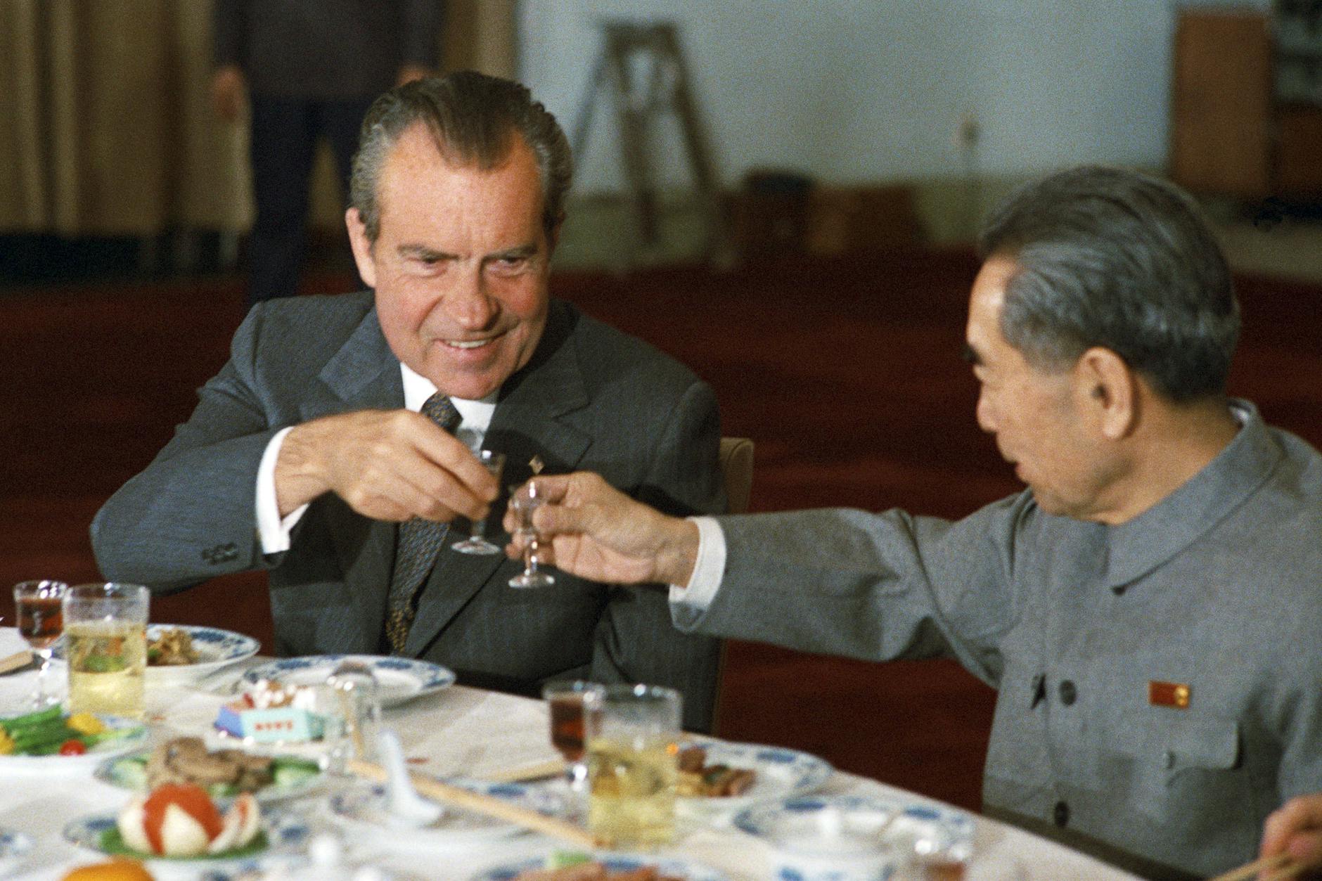 US-Präsident Richard Nixon besucht im Februar 1972 die Volksrepublik China – ein historischer Schritt zur Normalisierung der Beziehungen zwischen den USA und China. Im selben Jahr nahm die Bundesrepublik Deutschland offiziell diplomatische Beziehungen mit China auf.