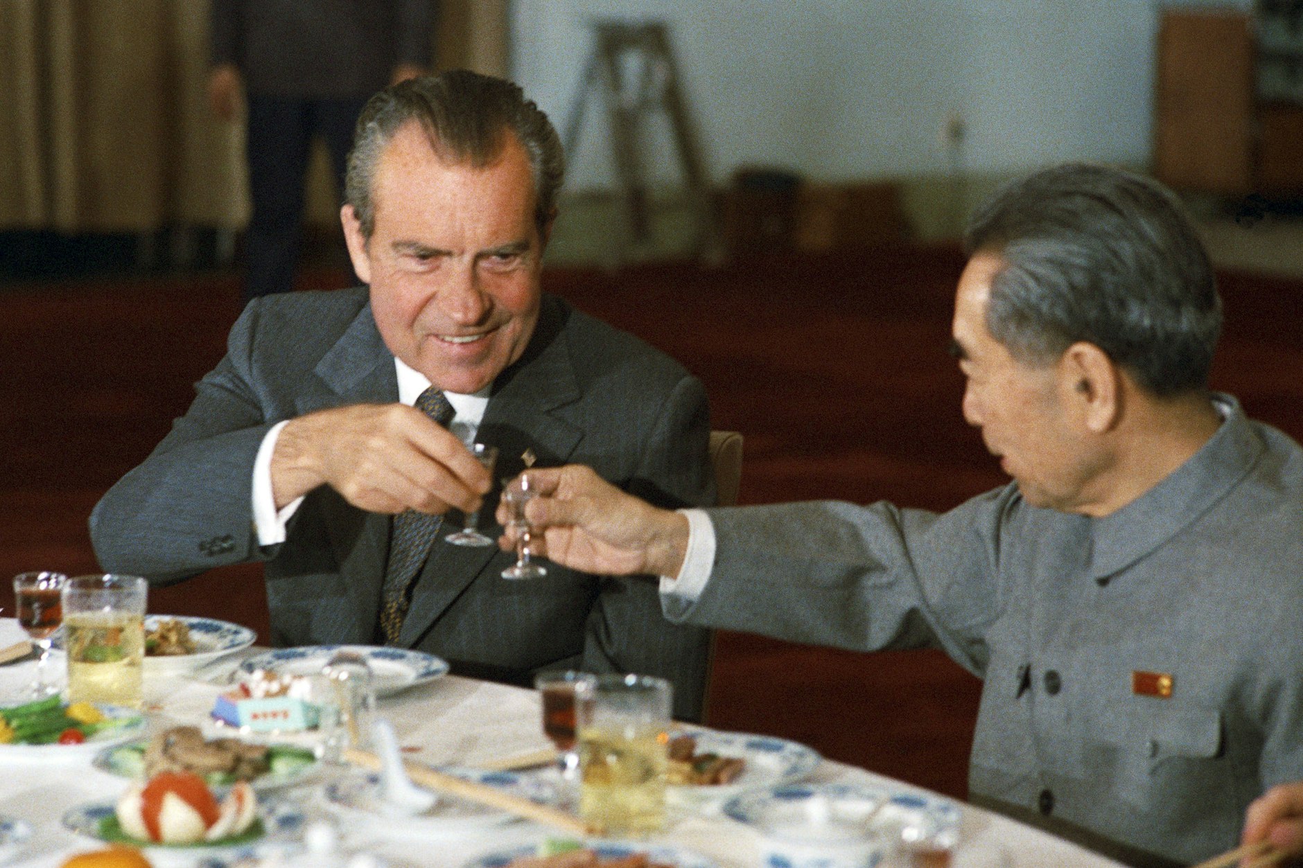 US-Präsident Richard Nixon besucht im Februar 1972 die Volksrepublik China – ein historischer Schritt zur Normalisierung der Beziehungen zwischen den USA und China. Im selben Jahr nahm die Bundesrepublik Deutschland offiziell diplomatische Beziehungen mit China auf.