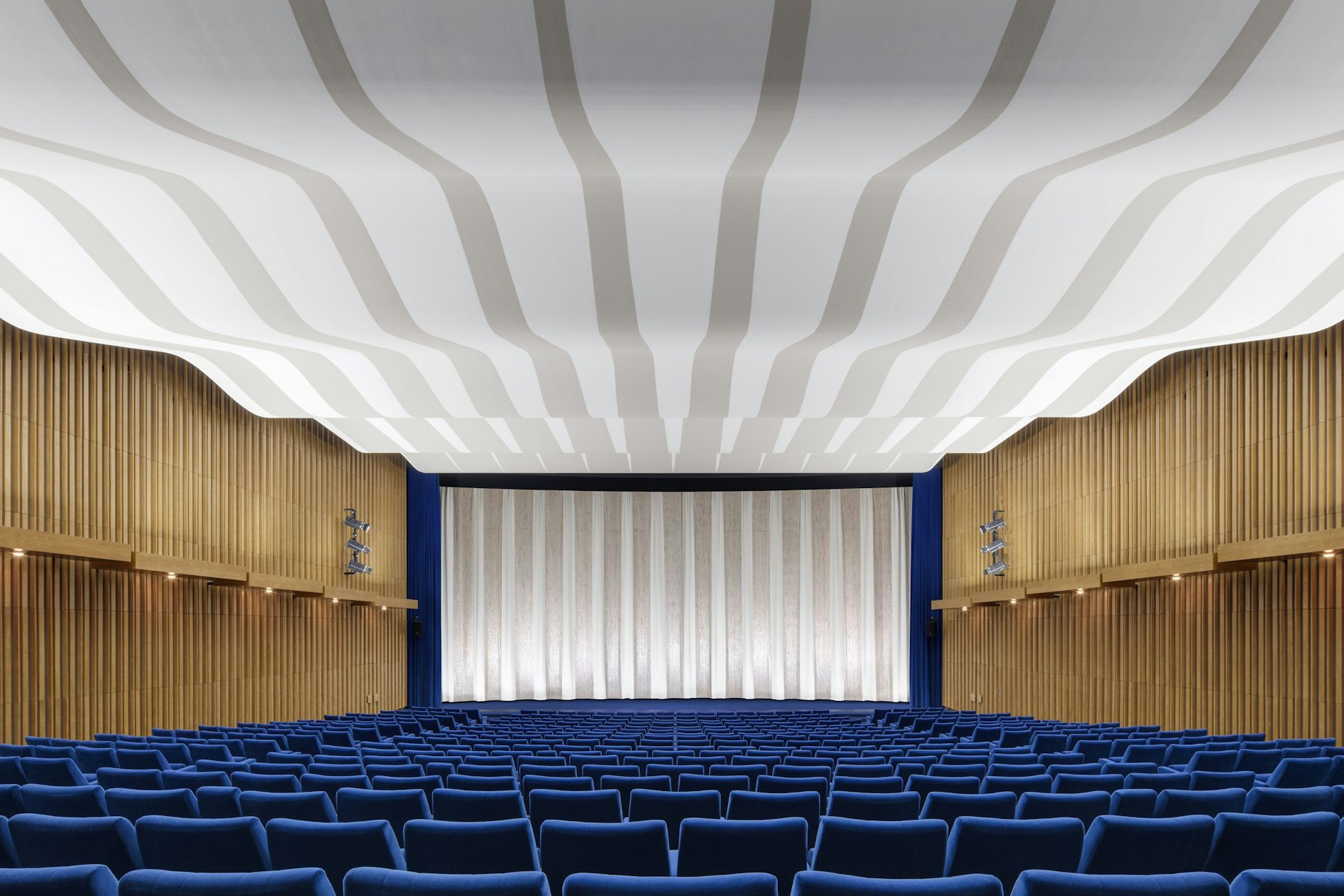 So sieht der sanierte Kinosaal im Kino International aus.